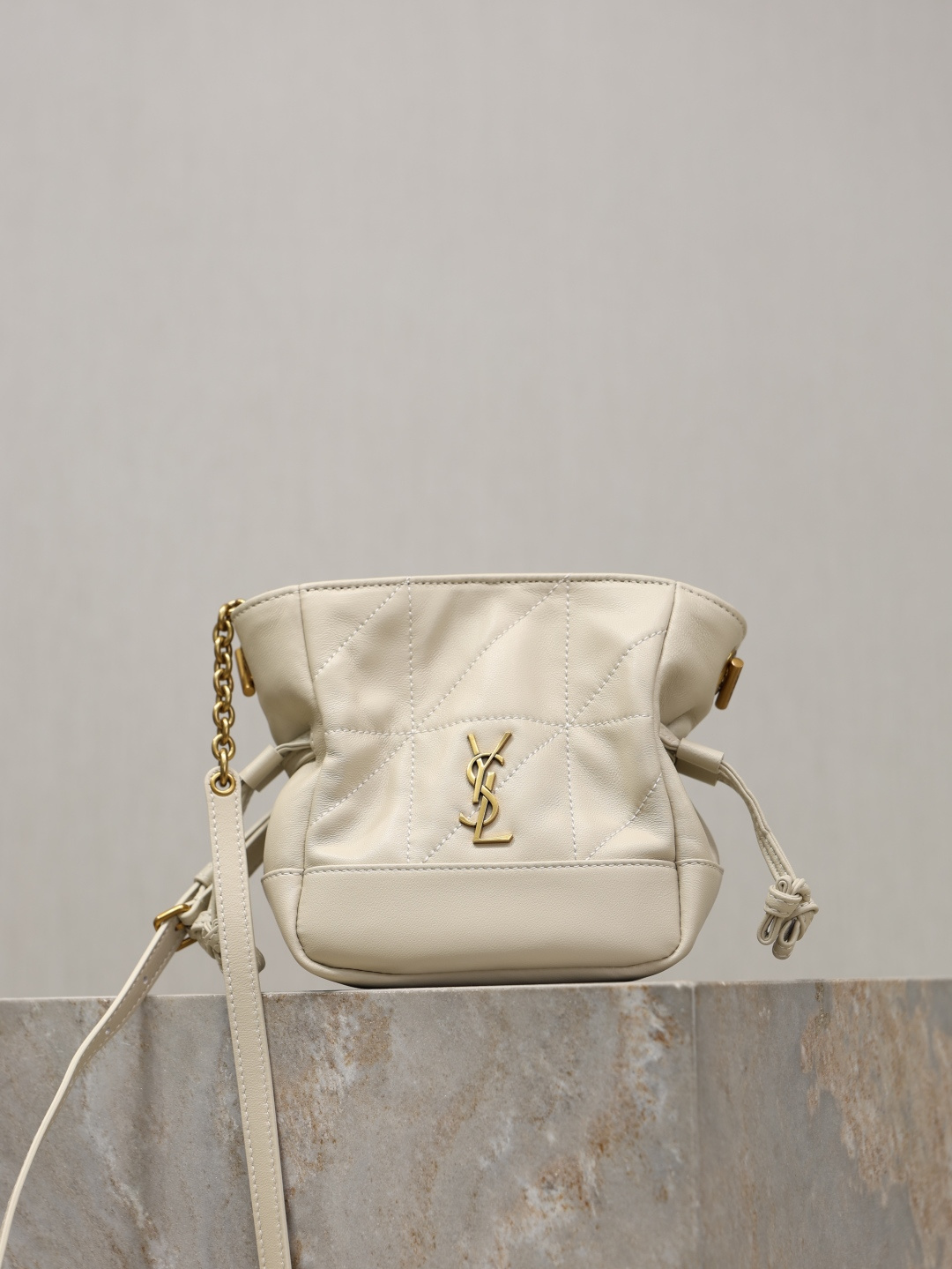 NO:771207,The Jamie mini crossbody bag is so cute!  The entire bag is made of sheepskin and feels soft to the touch. It has a large capacity and can be carried in a variety of ways. The bag is equipped with a crossbody shoulder strap, and the drawstring straps can be tightened or unfolded on both sides to create different bag shapes. The mini bag is exquisite and versatile, making it easy to wear for daily shopping and dating. The upper body has a more casual French feel, and the concave shape is first-class!  Style No. 859174 Size 14.5X15.5X8cm, saint laurent, saint laurent, satchels, crossbody bags, sheepskin19860909Jamie mini 斜挎包小福袋太可爱啦！ 整个包羊皮手感软绵绵 容量能装而且多种背法,包包配有斜挎肩带,抽绳系带可将两侧收紧或展开打造不同包型.迷你精致又百搭,日常逛街、约会不累赘,上身更显随性法式感,凹造型一流！ 款号859174 尺寸14.5X15.5X8cm,圣罗兰,saint laurent,satchels,crossbody bags,sheepskin,Bag