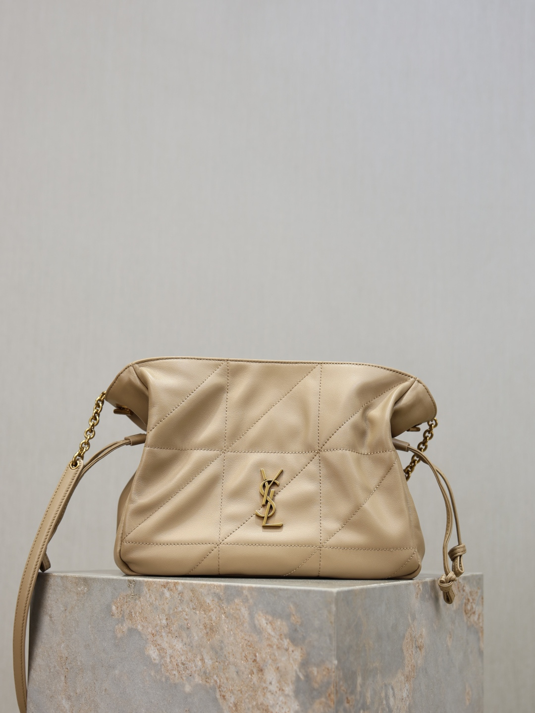 NO:771214,Jamie Lucky Bag Crossbody Bag JAMIE shoulder bag is decorated with LE CASSANDRE and CARRE RIVE GAUCHE topstitching. This lightweight and compact handbag is equipped with a chain shoulder strap and can be carried cross-body. The drawstring straps can tighten or expand the sides to create different silhouettes. The upper body has a more casual French feel, and the concave shape is first-class!  Model 862712 size 26x18x12.5cm, saint laurent, saint laurent, satchels, crossbody bags, backpacks19860909Jamie 福袋斜挎包 JAMIE肩背包饰以LE CASSANDRE和CARRE RIVE GAUCHE明缝线这款轻便小巧的手袋搭配链条肩带,可斜挎携带.抽绳系带可将两侧收紧或展开,打造不同廓形.上身更显随性法式感,凹造型一流！ 型号862712 尺寸26x18x12.5cm,圣罗兰,saint laurent,satchels,crossbody bags,backpacks,Bag