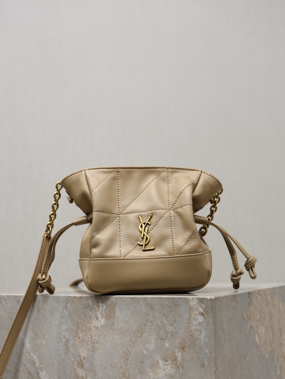NO:771224,The Jamie mini crossbody bag is so cute!  The entire bag is made of sheepskin and feels soft to the touch. It has a large capacity and can be carried in a variety of ways. The bag is equipped with a crossbody shoulder strap, and the drawstring straps can be tightened or unfolded on both sides to create different bag shapes. The mini bag is exquisite and versatile, making it easy to wear for daily shopping and dating. The upper body has a more casual French feel, and the concave shape is first-class!  Style No. 859174 Size 14.5X15.5X8cm, saint laurent, saint laurent, satchels, crossbody bags, sheepskin19860909Jamie mini 斜挎包小福袋太可爱啦！ 整个包羊皮手感软绵绵 容量能装而且多种背法,包包配有斜挎肩带,抽绳系带可将两侧收紧或展开打造不同包型.迷你精致又百搭,日常逛街、约会不累赘,上身更显随性法式感,凹造型一流！ 款号859174 尺寸14.5X15.5X8cm,圣罗兰,saint laurent,satchels,crossbody bags,sheepskin,Bag