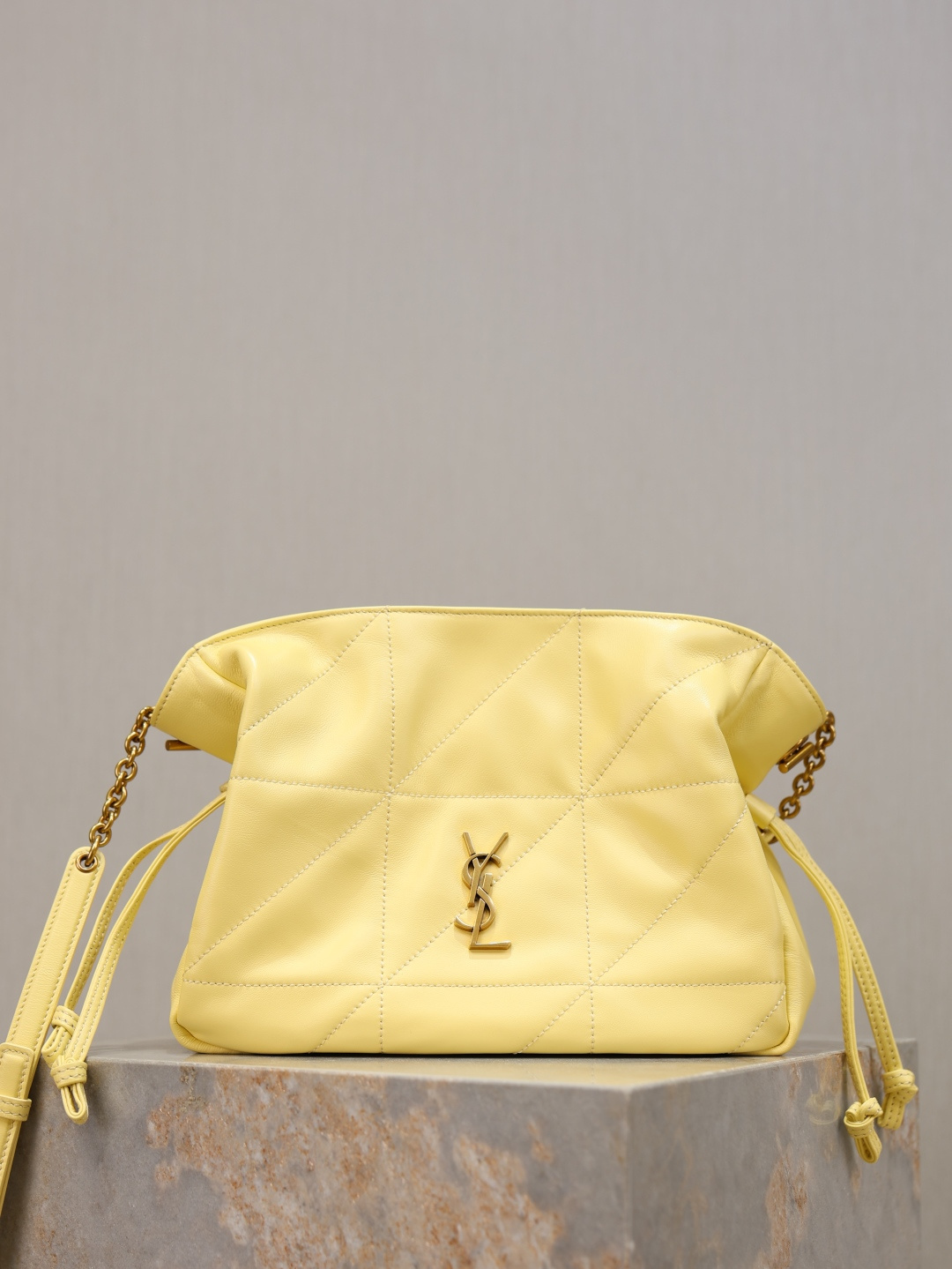 NO:771235,Jamie Lucky Bag Crossbody Bag JAMIE shoulder bag is decorated with LE CASSANDRE and CARRE RIVE GAUCHE topstitching. This lightweight and compact handbag is equipped with a chain shoulder strap and can be carried cross-body. The drawstring straps can tighten or expand the sides to create different silhouettes. The upper body has a more casual French feel, and the concave shape is first-class!  Model 862712 size 26x18x12.5cm, saint laurent, saint laurent, satchels, crossbody bags, backpacks19860909Jamie 福袋斜挎包 JAMIE肩背包饰以LE CASSANDRE和CARRE RIVE GAUCHE明缝线这款轻便小巧的手袋搭配链条肩带,可斜挎携带.抽绳系带可将两侧收紧或展开,打造不同廓形.上身更显随性法式感,凹造型一流！ 型号862712 尺寸26x18x12.5cm,圣罗兰,saint laurent,satchels,crossbody bags,backpacks,Bag