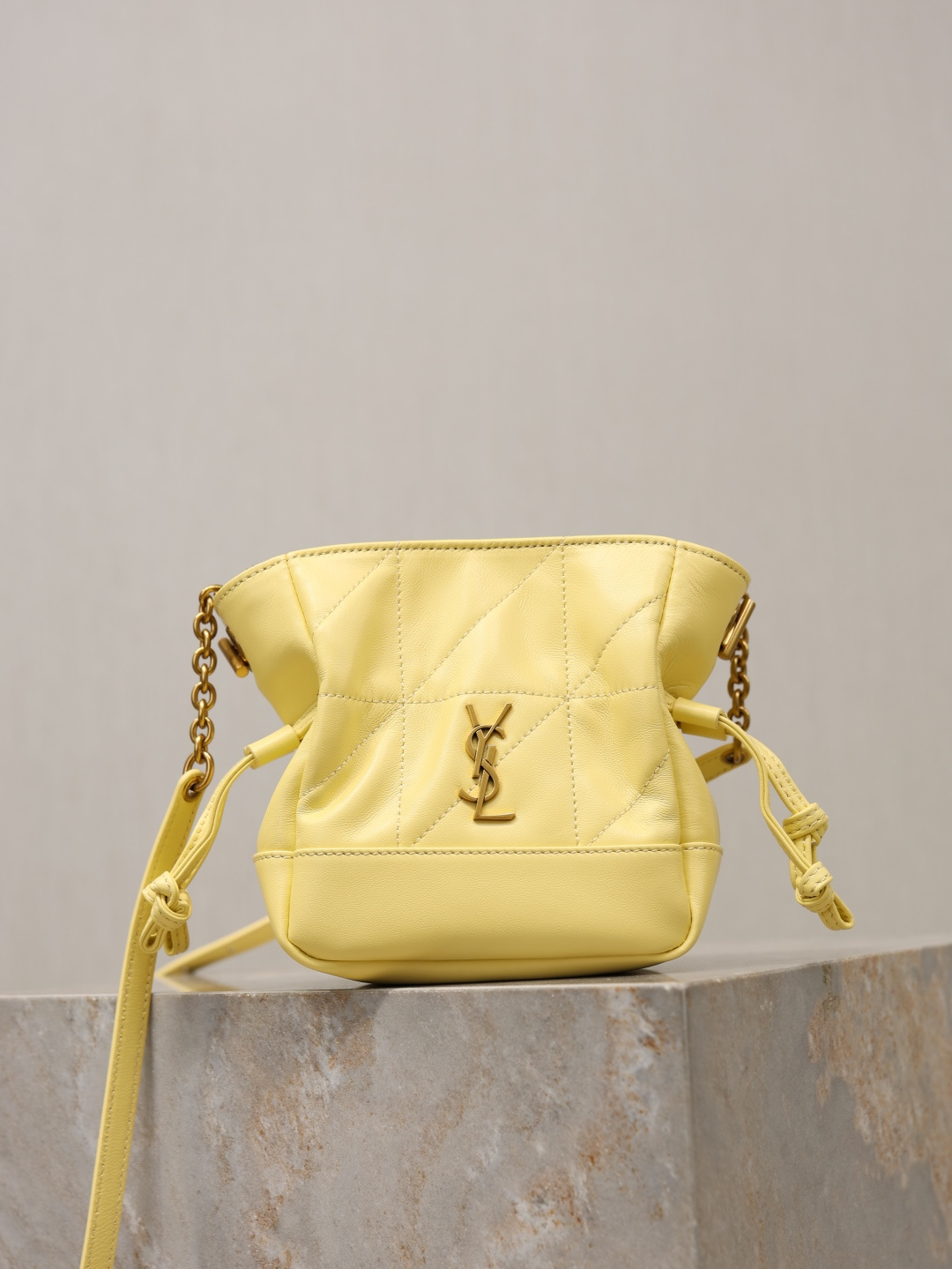 NO:771240,The Jamie mini crossbody bag is so cute!  The entire bag is made of sheepskin and feels soft to the touch. It has a large capacity and can be carried in a variety of ways. The bag is equipped with a crossbody shoulder strap, and the drawstring straps can be tightened or unfolded on both sides to create different bag shapes. The mini bag is exquisite and versatile, making it easy to wear for daily shopping and dating. The upper body has a more casual French feel, and the concave shape is first-class!  Style No. 859174 Size 14.5X15.5X8cm, saint laurent, saint laurent, satchels, crossbody bags, sheepskin19860909Jamie mini 斜挎包小福袋太可爱啦！ 整个包羊皮手感软绵绵 容量能装而且多种背法,包包配有斜挎肩带,抽绳系带可将两侧收紧或展开打造不同包型.迷你精致又百搭,日常逛街、约会不累赘,上身更显随性法式感,凹造型一流！ 款号859174 尺寸14.5X15.5X8cm,圣罗兰,saint laurent,satchels,crossbody bags,sheepskin,Bag