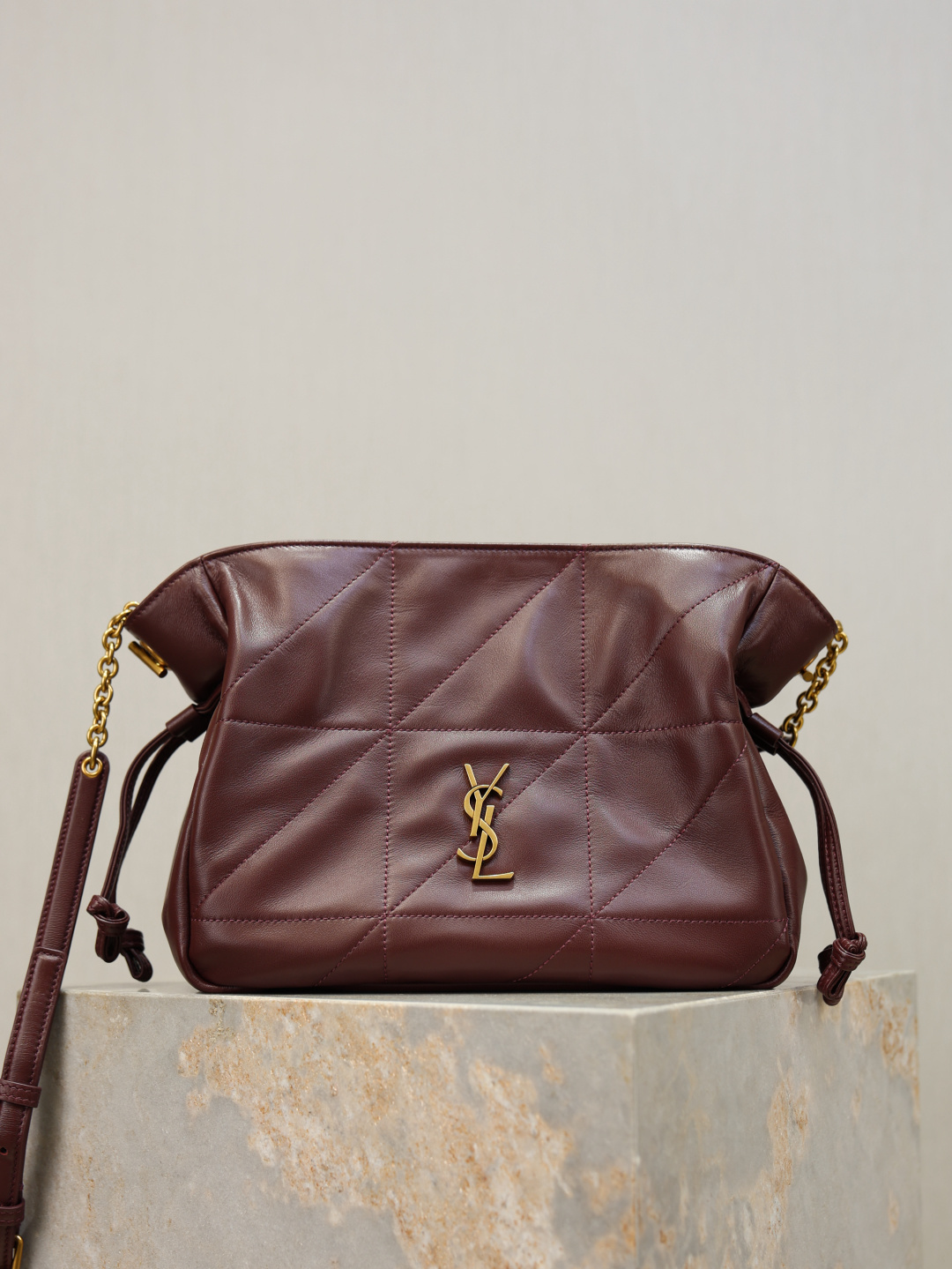 NO:771250,Jamie Lucky Bag Crossbody Bag JAMIE shoulder bag is decorated with LE CASSANDRE and CARRE RIVE GAUCHE topstitching. This lightweight and compact handbag is equipped with a chain shoulder strap and can be carried cross-body. The drawstring straps can tighten or expand the sides to create different silhouettes. The upper body has a more casual French feel, and the concave shape is first-class!  Model 862712 size 26x18x12.5cm, saint laurent, saint laurent, satchels, crossbody bags, backpacks19860909Jamie 福袋斜挎包 JAMIE肩背包饰以LE CASSANDRE和CARRE RIVE GAUCHE明缝线这款轻便小巧的手袋搭配链条肩带,可斜挎携带.抽绳系带可将两侧收紧或展开,打造不同廓形.上身更显随性法式感,凹造型一流！ 型号862712 尺寸26x18x12.5cm,圣罗兰,saint laurent,satchels,crossbody bags,backpacks,Bag