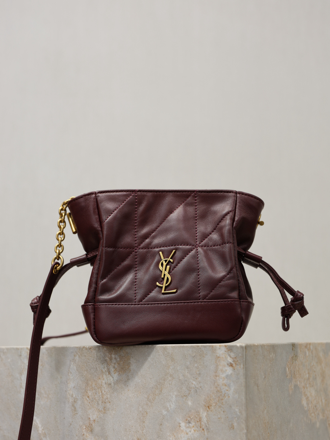 NO:771218,The Jamie mini crossbody bag is so cute!  The entire bag is made of sheepskin and feels soft to the touch. It has a large capacity and can be carried in a variety of ways. The bag is equipped with a crossbody shoulder strap, and the drawstring straps can be tightened or unfolded on both sides to create different bag shapes. The mini bag is exquisite and versatile, making it easy to wear for daily shopping and dating. The upper body has a more casual French feel, and the concave shape is first-class!  Style No. 859174 Size 14.5X15.5X8cm, saint laurent, saint laurent, satchels, crossbody bags, sheepskin19860909Jamie mini 斜挎包小福袋太可爱啦！ 整个包羊皮手感软绵绵 容量能装而且多种背法,包包配有斜挎肩带,抽绳系带可将两侧收紧或展开打造不同包型.迷你精致又百搭,日常逛街、约会不累赘,上身更显随性法式感,凹造型一流！ 款号859174 尺寸14.5X15.5X8cm,圣罗兰,saint laurent,satchels,crossbody bags,sheepskin,Bag