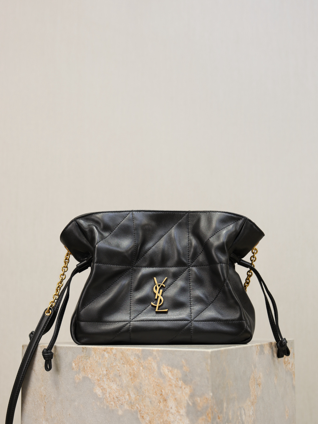 NO:771233,Jamie Lucky Bag Crossbody Bag JAMIE shoulder bag is decorated with LE CASSANDRE and CARRE RIVE GAUCHE topstitching. This lightweight and compact handbag is equipped with a chain shoulder strap and can be carried cross-body. The drawstring straps can tighten or expand the sides to create different silhouettes. The upper body has a more casual French feel, and the concave shape is first-class!  Model 862712 size 26x18x12.5cm, saint laurent, saint laurent, satchels, crossbody bags, backpacks19860909Jamie 福袋斜挎包 JAMIE肩背包饰以LE CASSANDRE和CARRE RIVE GAUCHE明缝线这款轻便小巧的手袋搭配链条肩带,可斜挎携带.抽绳系带可将两侧收紧或展开,打造不同廓形.上身更显随性法式感,凹造型一流！ 型号862712 尺寸26x18x12.5cm,圣罗兰,saint laurent,satchels,crossbody bags,backpacks,Bag