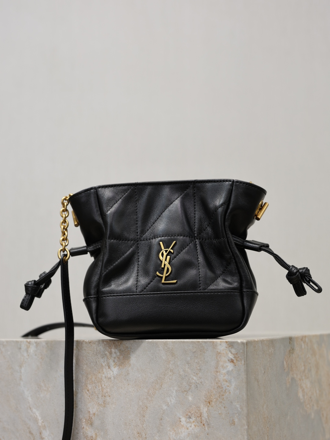 NO:771253,The Jamie mini crossbody bag is so cute!  The entire bag is made of sheepskin and feels soft to the touch. It has a large capacity and can be carried in a variety of ways. The bag is equipped with a crossbody shoulder strap, and the drawstring straps can be tightened or unfolded on both sides to create different bag shapes. The mini bag is exquisite and versatile, making it easy to carry for daily shopping and dating. The upper body has a more casual French feel, and the concave shape is first-class!  Style No. 859174 Size 14.5X15.5X8cm, saint laurent, saint laurent, satchels, crossbody bags, sheepskin19860909Jamie mini 斜挎包小福袋太可爱啦！ 整个包羊皮手感软绵绵 容量能装而且多种背法,包包配有斜挎肩带,抽绳系带可将两侧收紧或展开打造不同包型.迷你精致又百搭,日常逛街、约会不累赘,上身更显随性法式感,凹造型一流！ 款号859174 尺寸14.5X15.5X8cm,圣罗兰,saint laurent,satchels,crossbody bags,sheepskin,Bag
