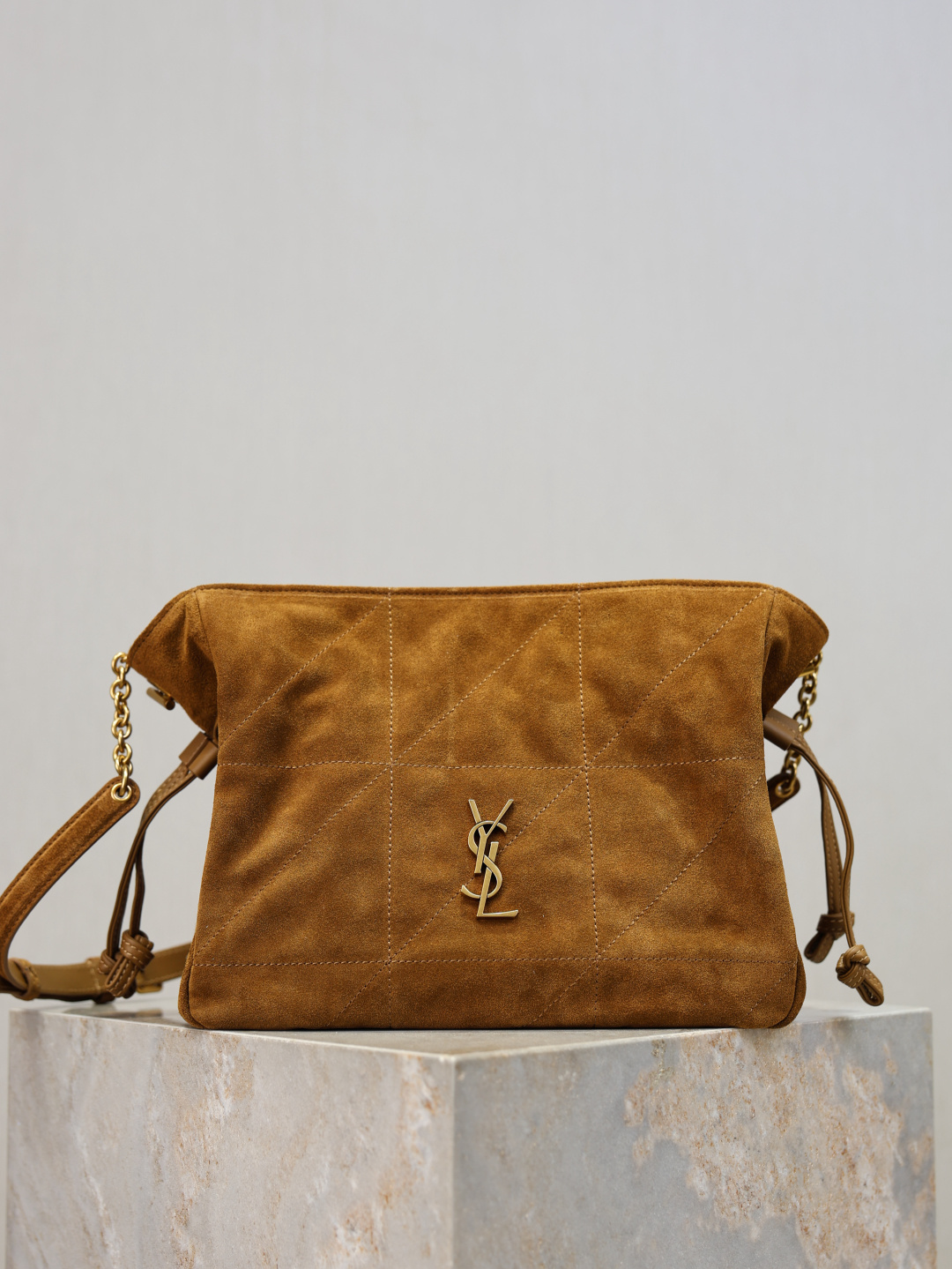 NO:771289,Jamie Lucky Bag Crossbody Bag JAMIE shoulder bag is decorated with LE CASSANDRE and CARRE RIVE GAUCHE topstitching. This lightweight and compact handbag is equipped with a chain shoulder strap and can be carried cross-body. The drawstring straps can tighten or expand the sides to create different silhouettes. The upper body has a more casual French feel, and the concave shape is first-class!  Model 862712 size 26x18x12.5cm, saint laurent, saint laurent, satchels, crossbody bags, backpacks19860909Jamie 福袋斜挎包 JAMIE肩背包饰以LE CASSANDRE和CARRE RIVE GAUCHE明缝线这款轻便小巧的手袋搭配链条肩带,可斜挎携带.抽绳系带可将两侧收紧或展开,打造不同廓形.上身更显随性法式感,凹造型一流！ 型号862712 尺寸26x18x12.5cm,圣罗兰,saint laurent,satchels,crossbody bags,backpacks,Bag
