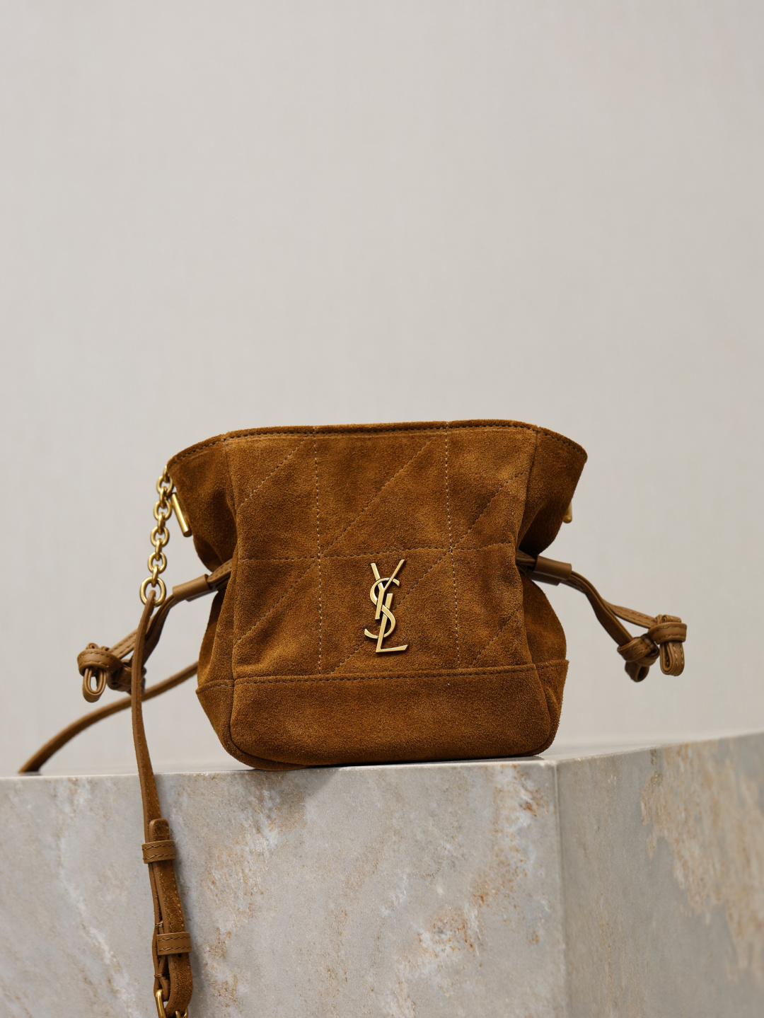 NO:771298,The Jamie mini crossbody bag is so cute!  The entire bag is made of sheepskin and feels soft to the touch. It has a large capacity and can be carried in a variety of ways. The bag is equipped with a crossbody shoulder strap, and the drawstring straps can be tightened or unfolded on both sides to create different bag shapes. The mini bag is exquisite and versatile, making it easy to wear for daily shopping and dating. The upper body has a more casual French feel, and the concave shape is first-class!  Style No. 859174 Size 14.5X15.5X8cm, saint laurent, saint laurent, satchels, crossbody bags, sheepskin19860909Jamie mini 斜挎包小福袋太可爱啦！ 整个包羊皮手感软绵绵 容量能装而且多种背法,包包配有斜挎肩带,抽绳系带可将两侧收紧或展开打造不同包型.迷你精致又百搭,日常逛街、约会不累赘,上身更显随性法式感,凹造型一流！ 款号859174 尺寸14.5X15.5X8cm,圣罗兰,saint laurent,satchels,crossbody bags,sheepskin,Bag