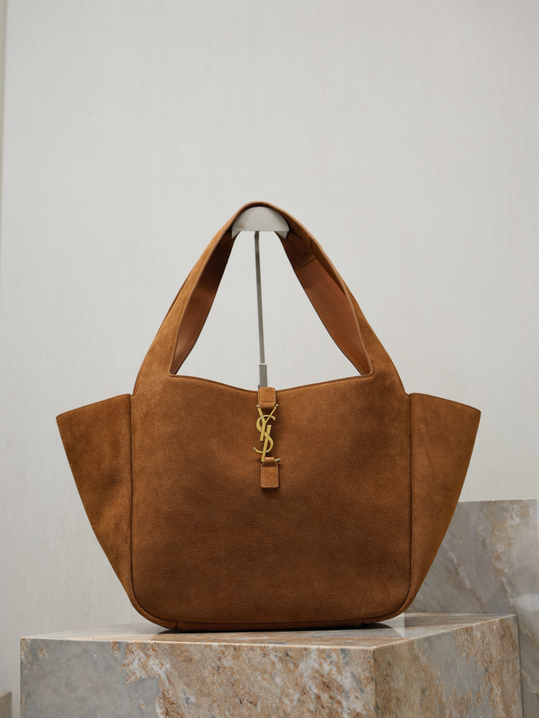 NO:771544,Caramel suede gold buckle · Bea_New shopping bag/hobo bag Many girls want to buy a big bag in autumn and winter, and Bea is very suitable. The leather feels very good from the inside to the outside. There are two leather straps on the inside of the bag. When tied, it becomes a Hobo. The capacity is very sufficient, and a 13-inch MacBook can be included!  Paired with a soft enough bag body, the bag will also form a natural concave curvature, making the upper body feel very relaxed and comfortable, making the whole person appear casual and free and easy!  Model 763435 size 50×28×18cm, saint laurent, saint laurent, chamois leather19860909焦糖麂皮金扣· Bea_新款购物袋/hobo包 很多女生一到秋冬天就想买只大包,Bea这款就非常合适,从内到外的皮质感都很好,包身内侧有两根皮质系带,系上后就变成了只Hobo.容量非常充足,13寸macbook可纳入！ 搭配足够柔软的包身,包包还会形成自然的凹陷弧度,上身会给人非常轻松自在感觉,显得整个人随性又洒脱！ 型号763435 尺寸50×28×18cm,圣罗兰,saint laurent,chamois leather,Bag