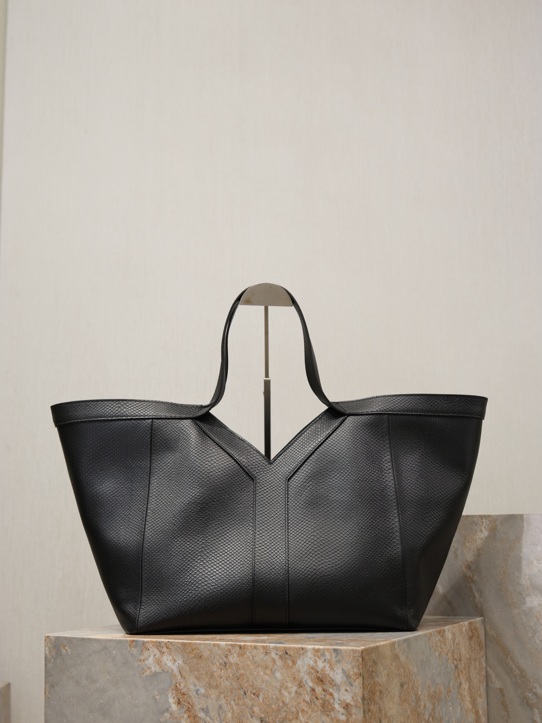 NO:771888,Black snake pattern · A unique fusion of art and personality. The Y family always has a unique vision and has won the hearts of the top fashionistas. The Y-shaped cowhide design is eye-catching, giving people a casual, lazy and personalized feeling. The super large capacity can be used to install an IAD computer. The retro and simple design can be concave, fashionable and stylish!  Style No. 817602 Size 38-50×33×16cm, saint laurent, saint laurent, cowhide19860909黑色蛇纹· 艺术与个性的独特融合,Y家总是眼光独到,深得时尚顶流的心,Y字牛皮的设计让人眼前一亮,给人一种随性慵懒、充满个性的感觉.超大容量,可以装iad电脑,复古简约的设计,可凹造型,时髦又出片！ 款号817602 尺寸38-50×33×16cm,圣罗兰,saint laurent,cowhide,Bag