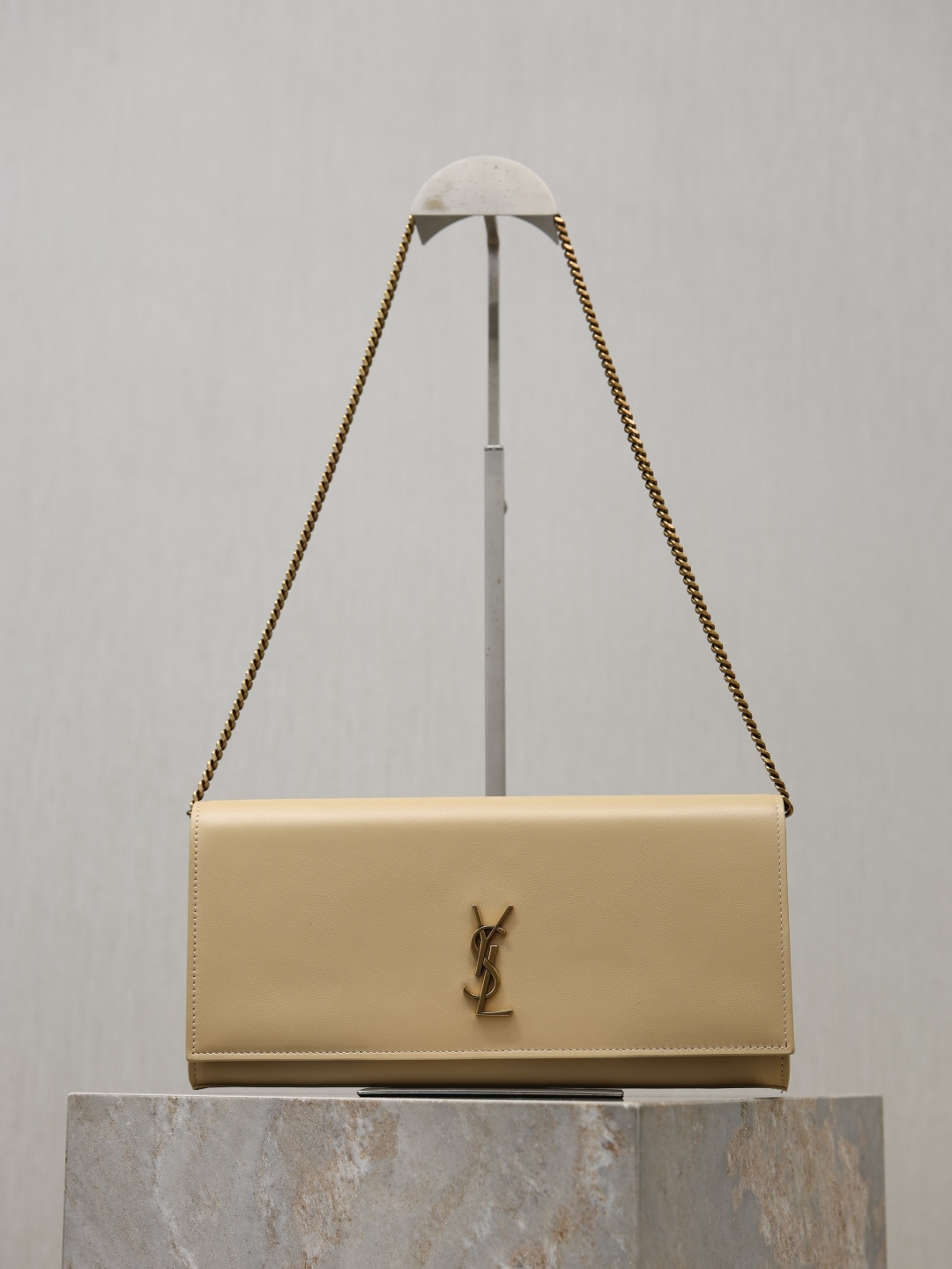 NO:772835,Apricot gold buckle plain·Classic Kate_Chain Clutch Classic flip chain clutch with a very representative metal logo, imported South African cowhide, simple metal decoration, overall low-key, delicate and versatile. The chain can be stored as a clutch, tucked under the arm or held in the hand to make the overall match look more high-end. Practical and versatile, super tasteful~ You can buy it if you like it, it is a classic that will not go out of style~ Size 27×12×4cm  Model 306079-1, saint laurent, saint laurent, handbag, cowhide19860909杏色金扣平纹· Classic Kate_链条手拿包 经典翻盖链条手拿包极具代表性的金属logo标志,进口南非牛皮,简单的金属装饰,整体低调精致又百搭,链条可收纳做手拿包,夹在手臂下or拿在手里凹造型 让整体搭配看起来更加有高级感 实用百搭,超级有品味～ 喜欢的宝宝完全可以入手,不会过时的经典款噢～ 尺寸27×12×4cm 型号306079-1,圣罗兰,saint laurent,handbag,cowhide,Bag
