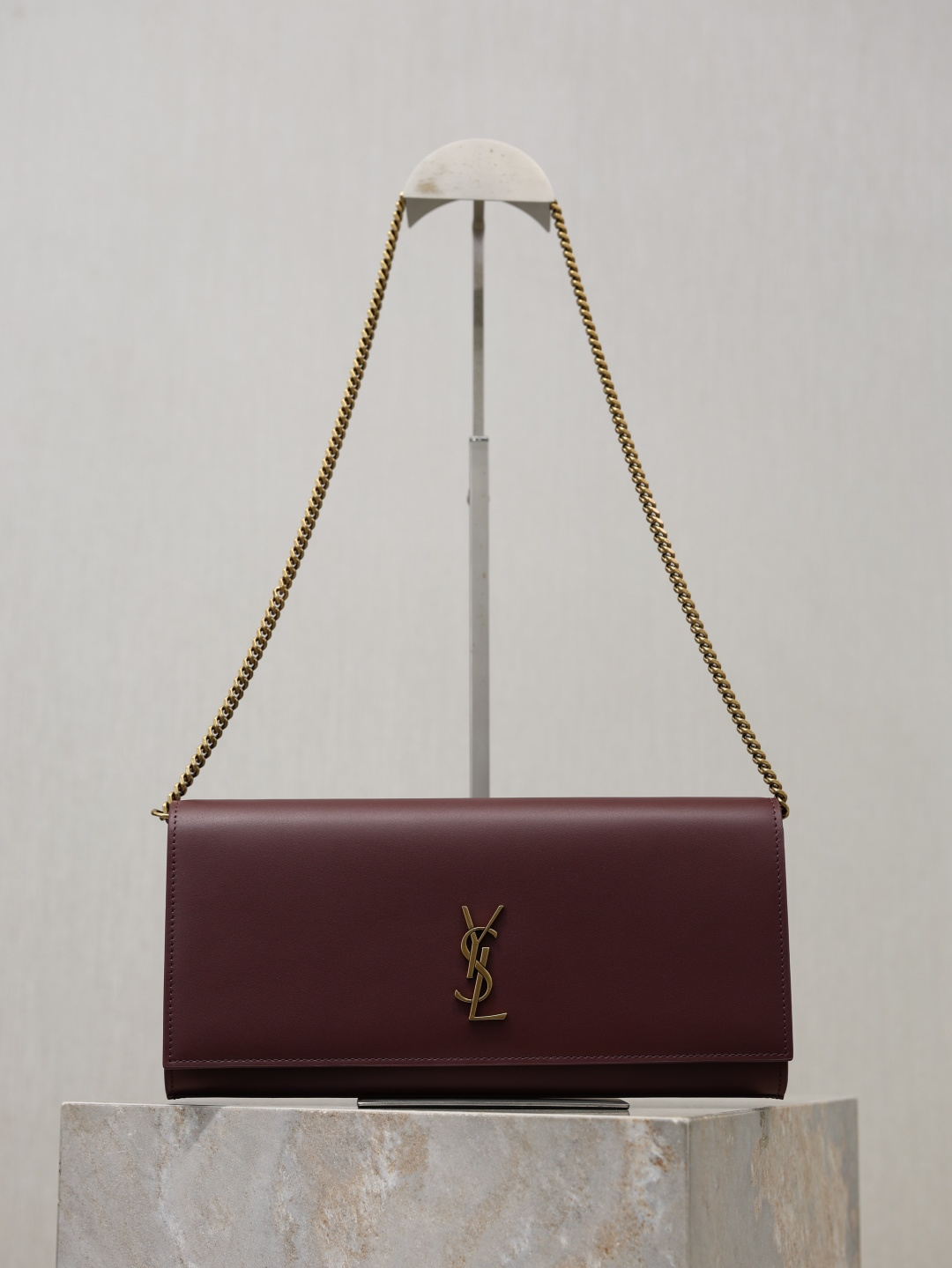 NO:772843,Maroon gold buckle plain·Classic Kate_Chain Clutch Classic flip chain clutch with a very representative metal logo, imported South African cowhide, simple metal decoration, overall low-key, delicate and versatile. The chain can be stored as a clutch, tucked under the arm or held in the hand to make the overall match look more high-end. Practical and versatile, super tasteful~ You can buy it if you like it, it is a classic that will not go out of style~ Size 27×12×4cm  Model 306079-1, saint laurent, saint laurent, handbag, cowhide19860909枣红金扣平纹· Classic Kate_链条手拿包 经典翻盖链条手拿包极具代表性的金属logo标志,进口南非牛皮,简单的金属装饰,整体低调精致又百搭,链条可收纳做手拿包,夹在手臂下or拿在手里凹造型 让整体搭配看起来更加有高级感 实用百搭,超级有品味～ 喜欢的宝宝完全可以入手,不会过时的经典款噢～ 尺寸27×12×4cm 型号306079-1,圣罗兰,saint laurent,handbag,cowhide,Bag