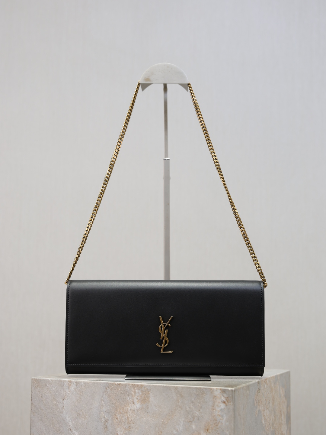 NO:772851,Black gold buckle plain · Classic Kate_Chain Clutch The classic flip chain clutch has a very representative metal logo, imported South African cowhide, simple metal decoration, the overall low-key, delicate and versatile. The chain can be stored as a clutch, tucked under the arm or held in the hand to make the overall match look more high-end. Practical and versatile, super tasteful~ You can buy it if you like it, it is a classic that will not go out of style~ Size 27×12×4cm  Model 306079-1, saint laurent, saint laurent, handbag, cowhide19860909黑色金扣平纹· Classic Kate_链条手拿包 经典翻盖链条手拿包极具代表性的金属logo标志,进口南非牛皮,简单的金属装饰,整体低调精致又百搭,链条可收纳做手拿包,夹在手臂下or拿在手里凹造型 让整体搭配看起来更加有高级感 实用百搭,超级有品味～ 喜欢的宝宝完全可以入手,不会过时的经典款噢～ 尺寸27×12×4cm 型号306079-1,圣罗兰,saint laurent,handbag,cowhide,Bag