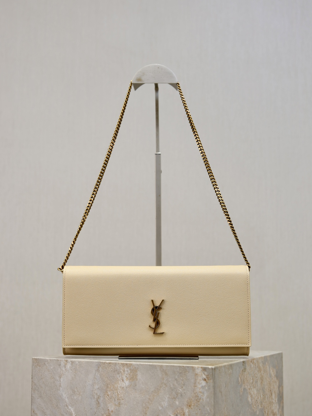 NO:772821,Apricot caviar gold buckle · Classic Kate_Chain Clutch Classic flip chain clutch with a very representative metal logo, imported South African cowhide, simple metal decoration, overall low-key, delicate and versatile. The chain can be stored as a clutch bag, tucked under the arm or held in the hand to make the overall match look more high-end. Practical and versatile, super tasteful~ You can buy it if you like it, it is a classic that will not go out of style~ Size 27×12×4cm  Model 306079-1, saint laurent, saint laurent, handbag, cowhide19860909杏色鱼子金扣· Classic Kate_链条手拿包 经典翻盖链条手拿包极具代表性的金属logo标志,进口南非牛皮,简单的金属装饰,整体低调精致又百搭,链条可收纳做手拿包,夹在手臂下or拿在手里凹造型 让整体搭配看起来更加有高级感 实用百搭,超级有品味～ 喜欢的宝宝完全可以入手,不会过时的经典款噢～ 尺寸27×12×4cm 型号306079-1,圣罗兰,saint laurent,handbag,cowhide,Bag