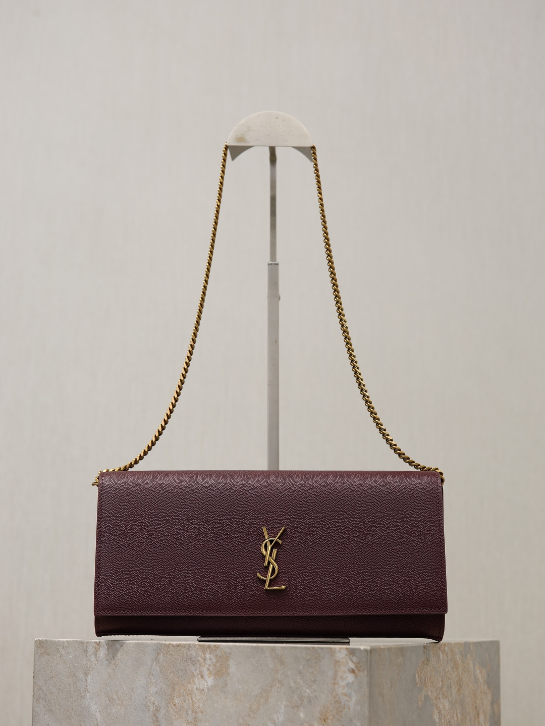 NO:772836,Maroon Gold Buckle Caviar · Classic Kate_Chain Clutch Classic flip chain clutch bag with a very representative metal logo, imported South African cowhide, simple metal decoration, overall low-key, delicate and versatile. The chain can be stored as a clutch bag, tucked under the arm or held in the hand to make the overall match look more high-end. Practical and versatile, super tasteful~ You can buy it if you like it, it is a classic style that will not go out of style~ Size 27×12×4cm  Model 306079-1, saint laurent, saint laurent, handbag, cowhide19860909枣红金扣鱼子酱· Classic Kate_链条手拿包 经典翻盖链条手拿包极具代表性的金属logo标志,进口南非牛皮,简单的金属装饰,整体低调精致又百搭,链条可收纳做手拿包,夹在手臂下or拿在手里凹造型 让整体搭配看起来更加有高级感 实用百搭,超级有品味～ 喜欢的宝宝完全可以入手,不会过时的经典款噢～ 尺寸27×12×4cm 型号306079-1,圣罗兰,saint laurent,handbag,cowhide,Bag