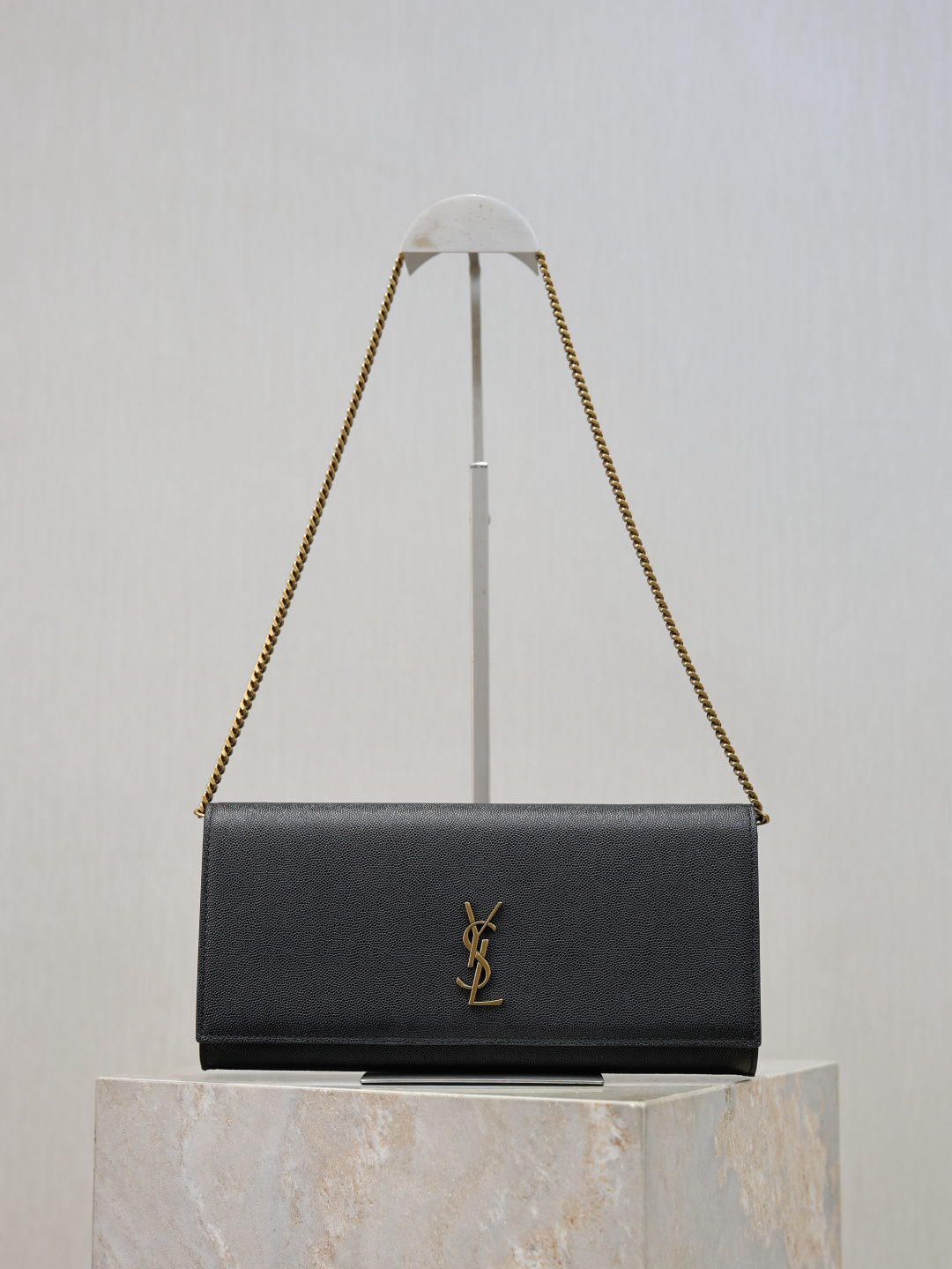 NO:772844,Black Caviar Gold Buckle · Classic Kate_Chain Clutch Classic flip chain clutch with a very representative metal logo, imported South African cowhide, simple metal decoration, overall low-key, refined and versatile. The chain can be stored as a clutch bag, tucked under the arm or held in the hand to make the overall match look more high-end. Practical and versatile, super tasteful~ You can buy it if you like it, it is a classic that will not go out of style~ Size 27×12×4cm  Model 306079-1, saint laurent, saint laurent, handbag, cowhide19860909黑色鱼子金扣· Classic Kate_链条手拿包 经典翻盖链条手拿包极具代表性的金属logo标志,进口南非牛皮,简单的金属装饰,整体低调精致又百搭,链条可收纳做手拿包,夹在手臂下or拿在手里凹造型 让整体搭配看起来更加有高级感 实用百搭,超级有品味～ 喜欢的宝宝完全可以入手,不会过时的经典款噢～ 尺寸27×12×4cm 型号306079-1,圣罗兰,saint laurent,handbag,cowhide,Bag