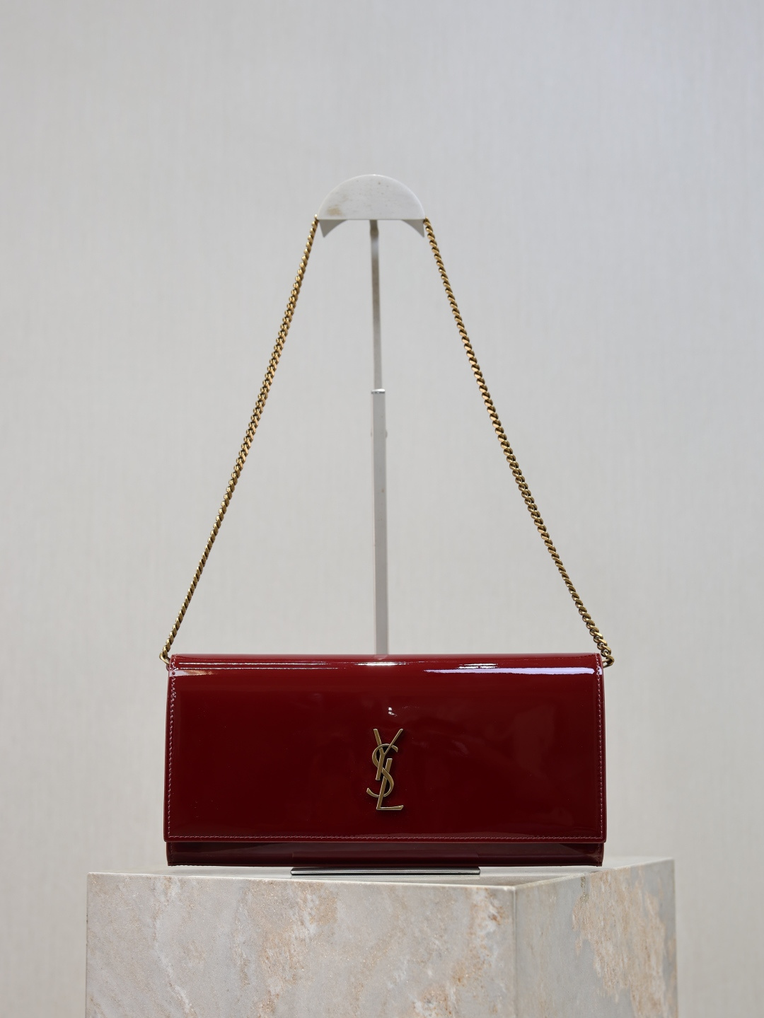 NO:772855,Maroon patent leather gold buckle · Classic Kate_Chain Clutch The classic flip chain clutch has a very representative metal logo, imported mirror cowhide, simple metal decoration, the overall low-key, delicate and versatile. The chain can be stored as a clutch, tucked under the arm or held in the hand to make the overall match look more high-end. Practical and versatile, super tasteful~ You can buy it if you like it, it is a classic that will not go out of style~ Size 27×12×4cm  Model 306079-1, saint laurent, saint laurent, handbag, cowhide19860909枣红漆皮金扣· Classic Kate_链条手拿包 经典翻盖链条手拿包极具代表性的金属logo标志,进口镜面牛皮,简单的金属装饰,整体低调精致又百搭,链条可收纳做手拿包,夹在手臂下or拿在手里凹造型 让整体搭配看起来更加有高级感 实用百搭,超级有品味～ 喜欢的宝宝完全可以入手,不会过时的经典款噢～ 尺寸27×12×4cm 型号306079-1,圣罗兰,saint laurent,handbag,cowhide,Bag