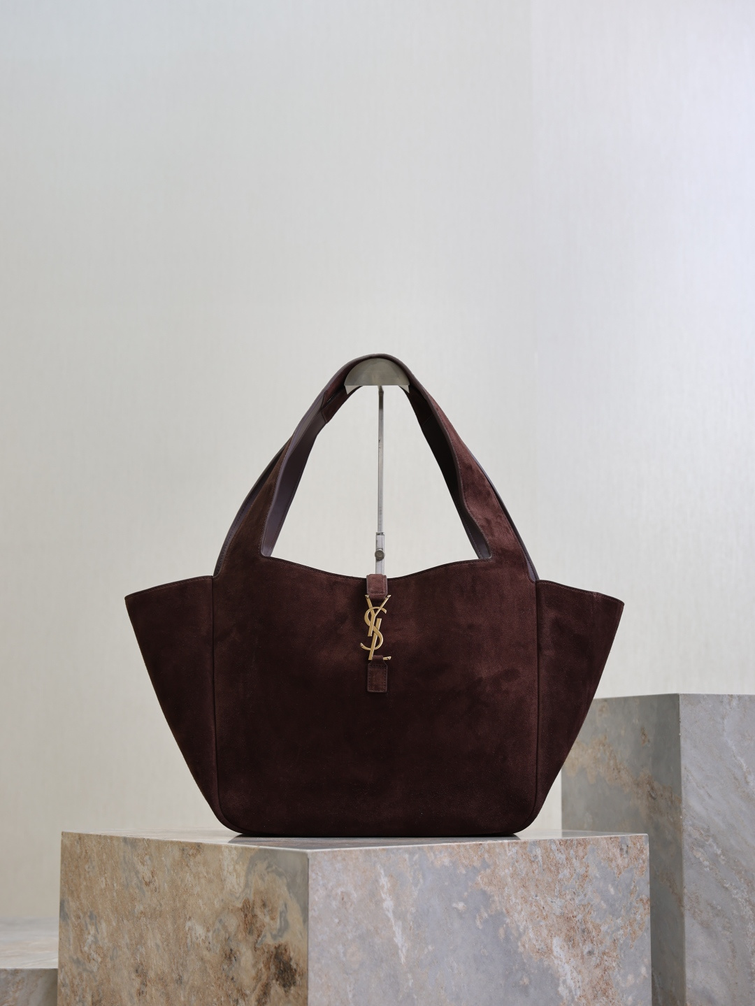 NO:771542,Coffee suede gold buckle · Bea_New shopping bag/hobo bag Many girls want to buy a big bag in autumn and winter, and Bea is very suitable. The leather feels very good from the inside to the outside. There are two leather straps on the inside of the bag. When tied, it becomes a Hobo. The capacity is very sufficient, and a 13-inch MacBook can be included!  Paired with a soft enough bag body, the bag will also form a natural concave curvature, making the upper body feel very relaxed and comfortable, making the whole person appear casual and free and easy!  Model 763435 size 50×28×18cm, saint laurent, saint laurent, chamois leather19860909咖啡麂皮金扣· Bea_新款购物袋/hobo包 很多女生一到秋冬天就想买只大包,Bea这款就非常合适,从内到外的皮质感都很好,包身内侧有两根皮质系带,系上后就变成了只Hobo.容量非常充足,13寸macbook可纳入！ 搭配足够柔软的包身,包包还会形成自然的凹陷弧度,上身会给人非常轻松自在感觉,显得整个人随性又洒脱！ 型号763435 尺寸50×28×18cm,圣罗兰,saint laurent,chamois leather,Bag