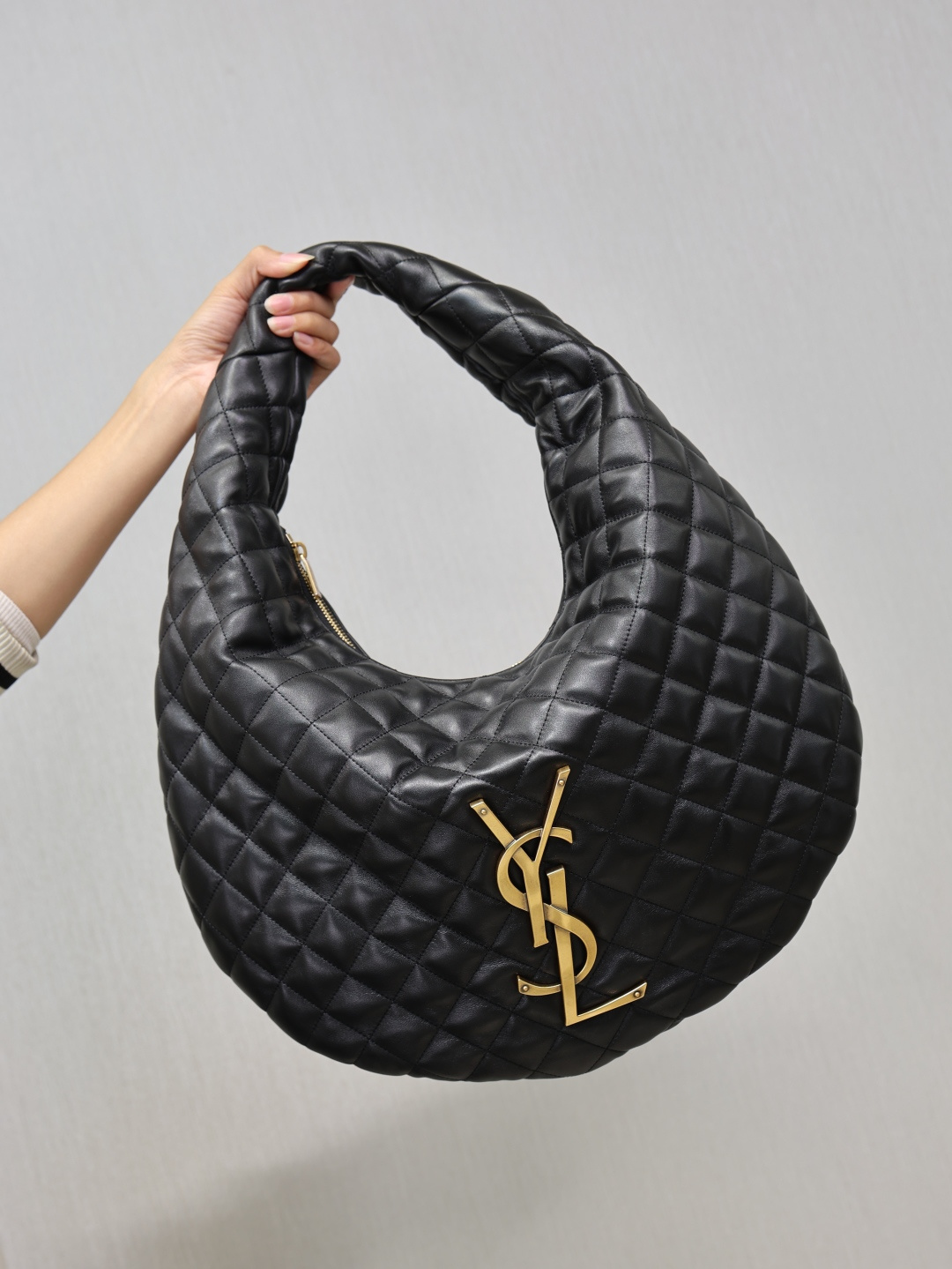 NO:771399,The cost-effective and popular ICARE hobo nappa sheepskin handbag. The much-anticipated croissant-shaped bag makes its debut. The iconic metal logo is embellished on it. It perfectly combines retro and modern feel. It can be called one of the most anticipated It Bags this season. The classic ICARE shape and the very recognizable curved logo are full of fashion!  Model 698652-1 size 44×30×7cm, saint laurent, saint laurent, sheepskin19860909高性价比跑量款 ICARE hobo纳帕羊皮手袋 备受瞩目的可颂形状包包闪亮登场,标志性的金属logo点缀其中,完美结合复古与现代感,堪称本季最令人期待的It Bag之一.经典的ICARE造型与十分有辨识度的曲面logo,时尚感十足！ 型号698652-1 尺寸44×30×7cm,圣罗兰,saint laurent,sheepskin,Bag