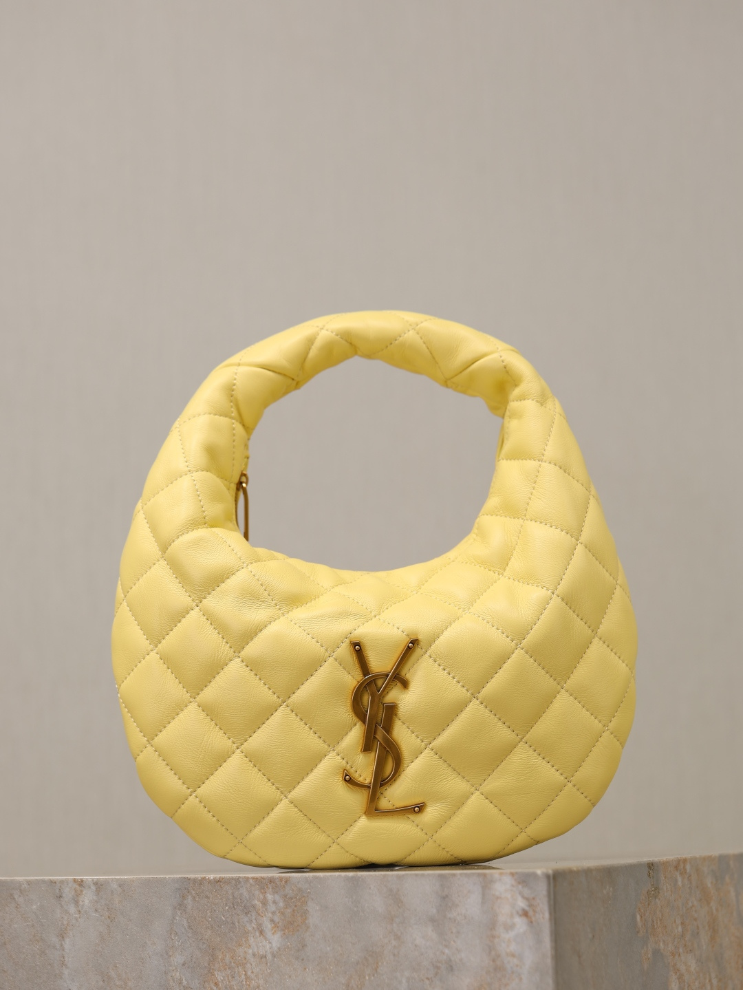 NO:771411,Chicken yellow · ICARE baby nappa sheepskin handbag. The much-anticipated croissant-shaped bag makes its debut. The iconic metal logo is embellished on it. It perfectly combines retro and modern feel. It can be called one of the most anticipated It Bags this season. Whether it is a daily outing or a night party, this bag can be easily carried!  Model 851689 size 17×13×3cm, saint laurent, saint laurent, sheepskin19860909小鸡黄· ICARE baby纳帕羊皮手袋 备受瞩目的可颂形状包包闪亮登场,标志性的金属logo点缀其中,完美结合复古与现代感,堪称本季最令人期待的It Bag之一.无论是日常出街还是夜晚派对,这款包都能轻松驾驭！ 型号851689 尺寸17×13×3cm,圣罗兰,saint laurent,sheepskin,Bag