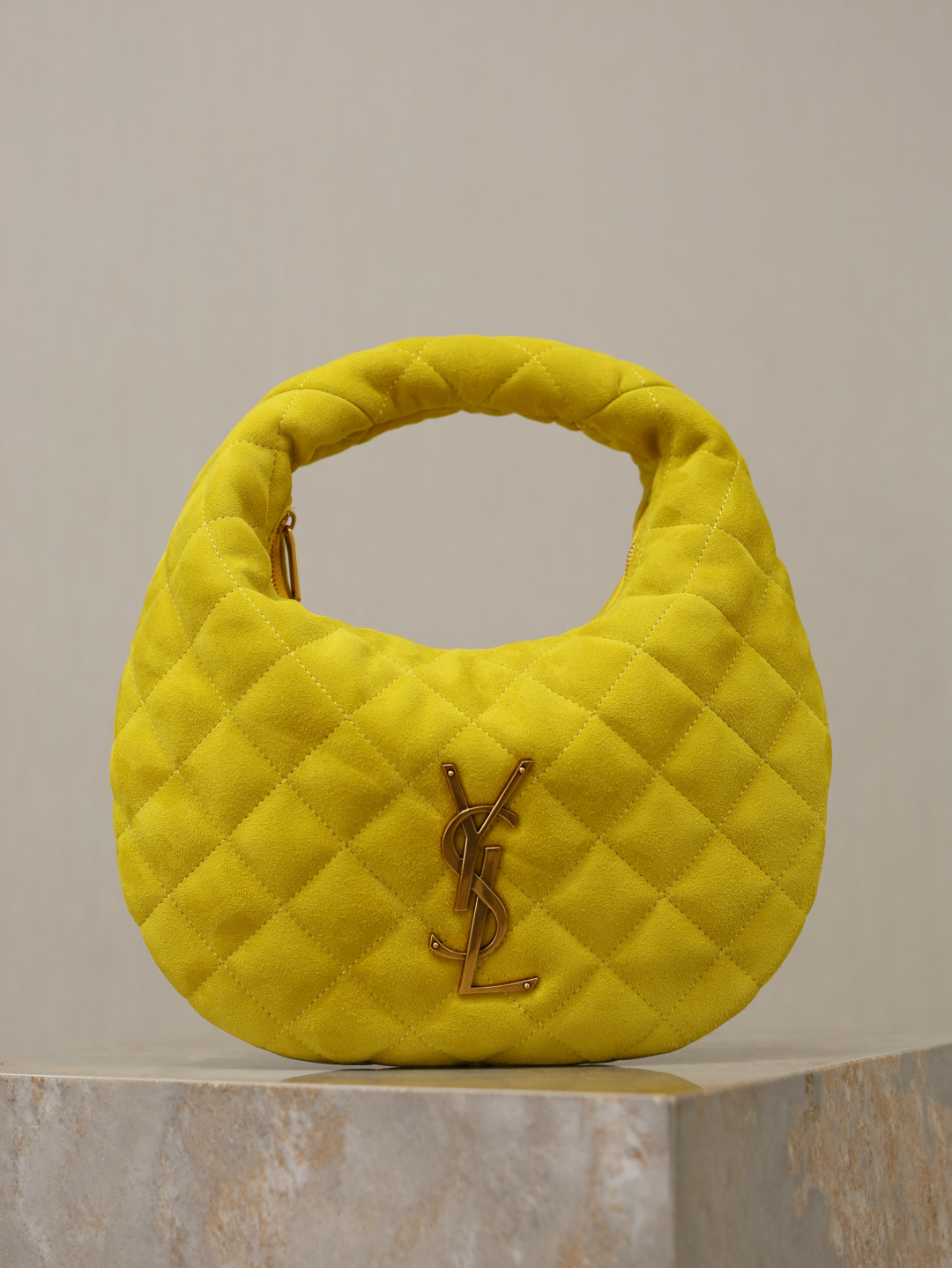 NO:771417,Yellow suede · ICARE baby suede handbag The much-anticipated croissant-shaped bag makes its debut. The iconic metal logo is embellished on it. It perfectly combines retro and modern feel. It can be called one of the most anticipated It Bags this season. Whether it is a daily outing or a night party, this bag can be easily carried!  Model 851689 size 17×13×3cm, saint laurent, saint laurent, chamois leather19860909黄色麂皮· ICARE baby 麂皮手袋 备受瞩目的可颂形状包包闪亮登场,标志性的金属logo点缀其中,完美结合复古与现代感,堪称本季最令人期待的It Bag之一.无论是日常出街还是夜晚派对,这款包都能轻松驾驭！ 型号851689 尺寸17×13×3cm,圣罗兰,saint laurent,chamois leather,Bag