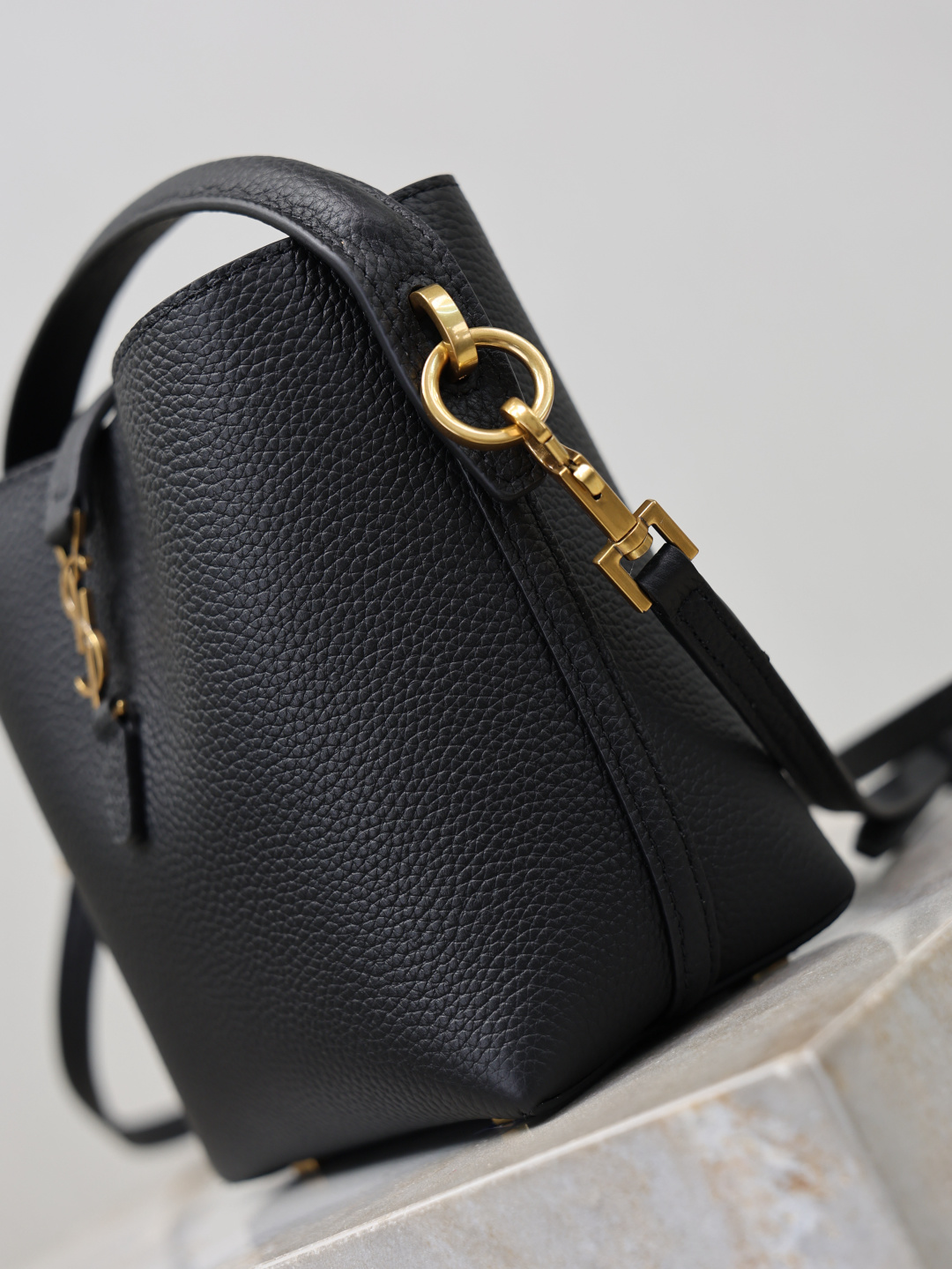 Bolso YSL Patrón de lichi negro hebilla dorada — photo 4