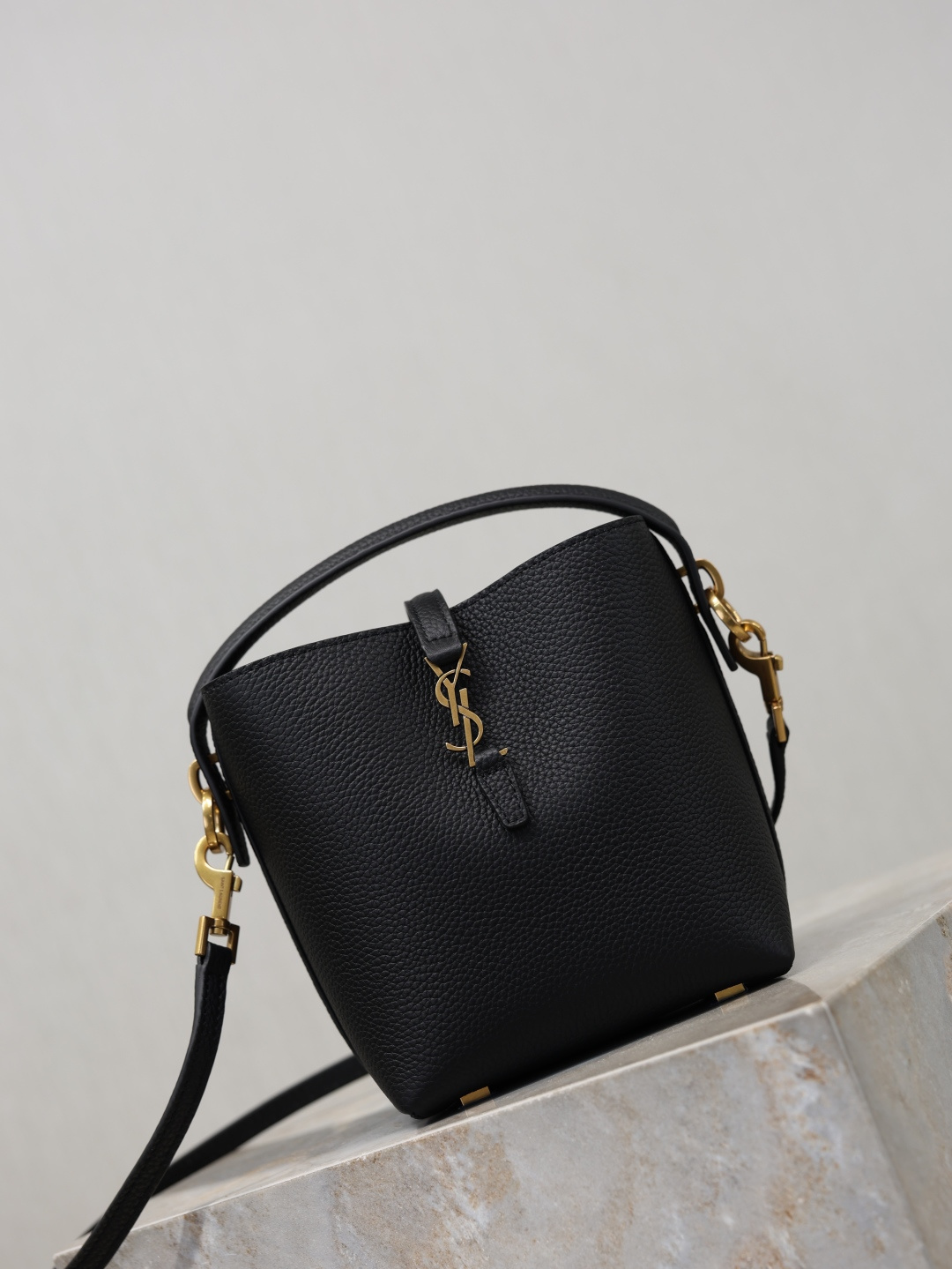Bolso YSL Patrón de lichi negro hebilla dorada — photo 2