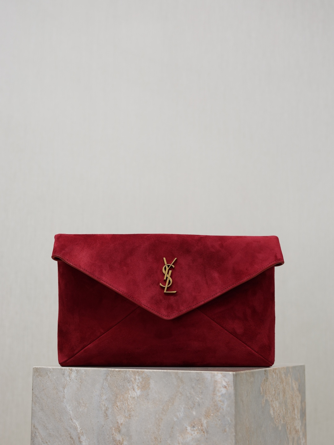 NO:771812,Suede style · LE envelope clutch bag_ New clutch bag with smart personality, exquisite and cool hand effect, ultra-light weight, nice capacity!  The suede material is soft, delicate, high-end, and super durable. It goes well with autumn and winter. It can be worn with various styles of coats, sweaters, and suits!  It’s full of minimalist style, and the upper body is high-end and cool!  Style No. 769307 Size 29.5×18×4.5cm, saint laurent, saint laurent, handbag, sweaters, business suit, chamois leather19860909麂皮款· LE 信封式手拿包_ 新款手拿包 个性干练,手拿效果精致酷飒,超轻自重,容量 nice！麂皮材质柔软细腻又高级,超耐用,与秋冬超搭,穿大衣/毛衣/西装各种风格都可搭配！又是极简风拉满,上身高级又酷飒！ 款号769307 尺寸29.5×18×4.5cm,圣罗兰,saint laurent,handbag,sweaters,business suit,chamois leather,Bag