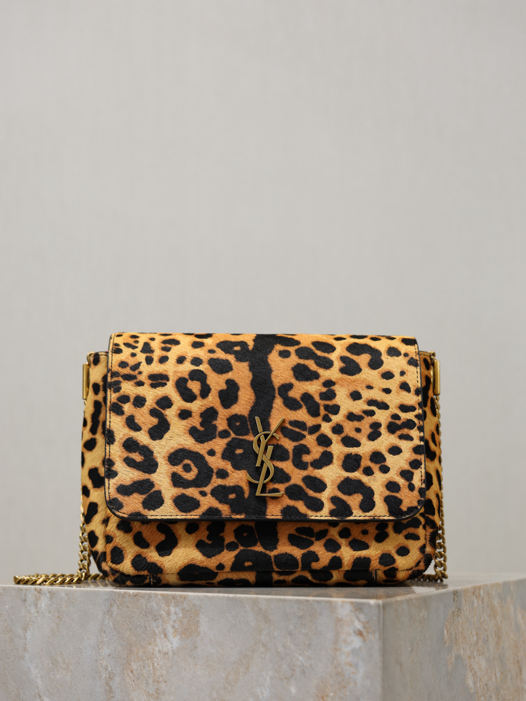 NO:771187,Leopard print gold buckle·Kate's new chain bag, timeless classic KATE's versatile and elegant design has been popular in the fashion circle for many years. It has irresistible super charm and is one of the must-have styles!  The chain can be stored and can be held on one shoulder and switched at will. The 20cm size is just right for use and can be easily included in all essential items when going out!  Model 544116 size 20×16×6cm, saint laurent, saint laurent19860909豹纹金扣· Kate 新款链条包 永恒经典KATE 百搭优雅的设计多年来一直风靡时尚圈 不可抗拒的超强魅力,人手必备的款式之一！ 链条可做收纳,单肩手拿任意切换.20cm使用起来刚刚好,出门必带品都能轻松纳入！ 型号544116 尺寸20×16×6cm,圣罗兰,saint laurent,Bag