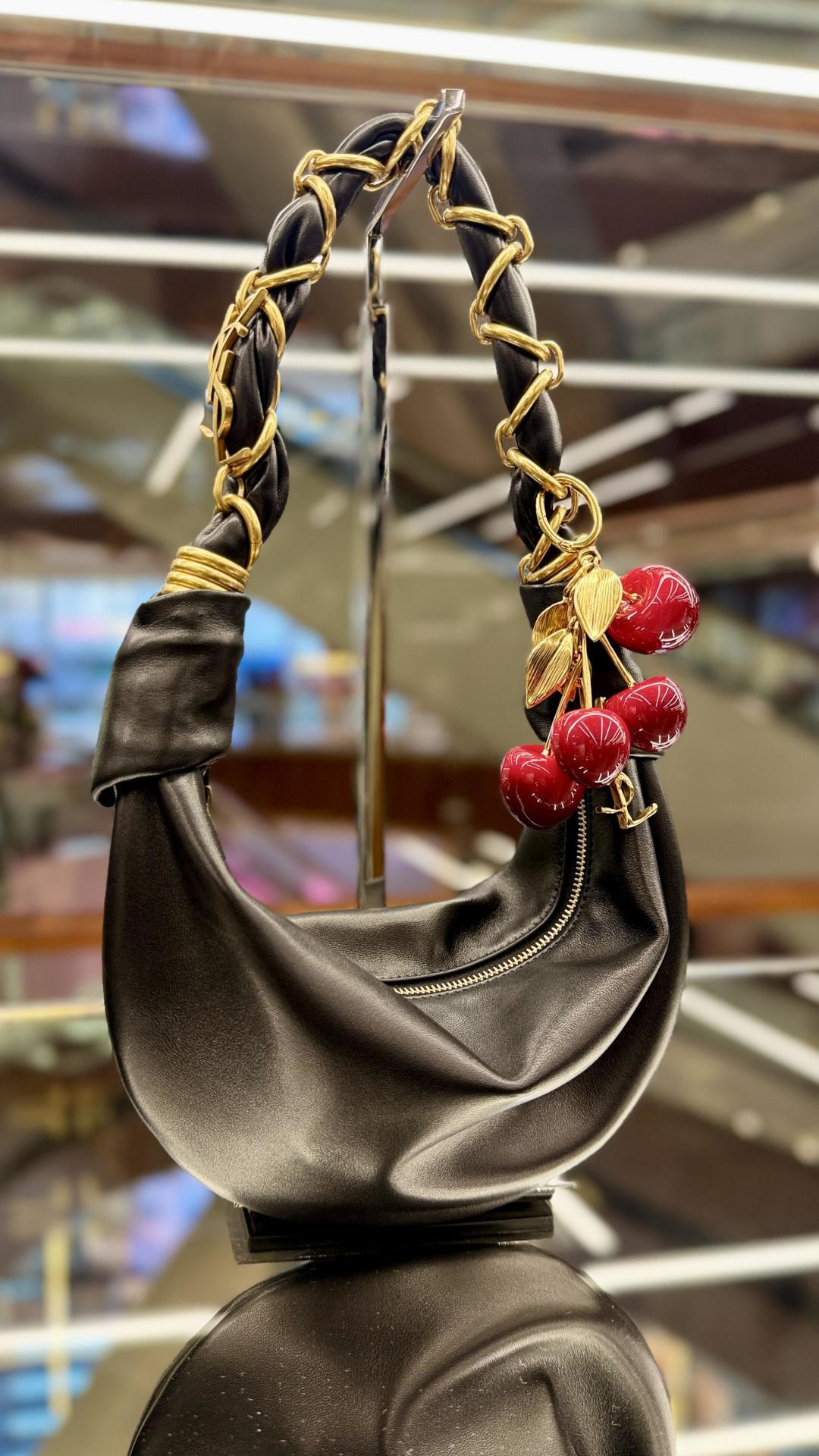 NO:719731,The eye-catching metal chain shoulder strap that resembles jewelry enhances the texture of the bag, saint laurent, saint laurent19860909酷似首饰醒目的金属链条肩带 提升了包包的质感,圣罗兰,saint laurent,Bag