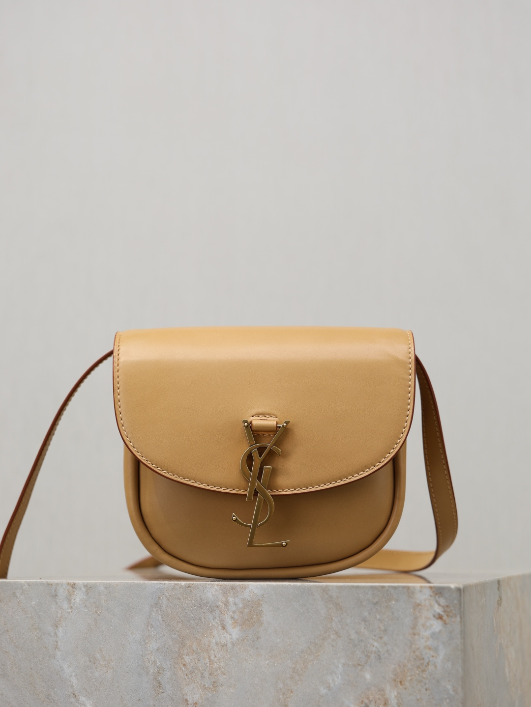 NO:771304,Y House launches a new saddle-shaped bag, Kaia, with a rounded and compact appearance that is simple and chic. It is made of smooth vegetable tanned calfskin in a minimalist style, and the gold logo buckle is particularly eye-catching!  Small and round appearance, retro and rustic. Model 619740, size 18x15.5x5.5cm, saint laurent, saint laurent, cowhide19860909Y家推出全新马鞍型包Kaia,圆润小巧的外观简洁又chic,采用极简风格光滑植物鞣革小牛皮打造,金色logo徽标包扣显得格外醒目！小巧圆润的外观复古又飒. 型号619740 尺寸18x15.5x5.5cm,圣罗兰,saint laurent,cowhide,Bag