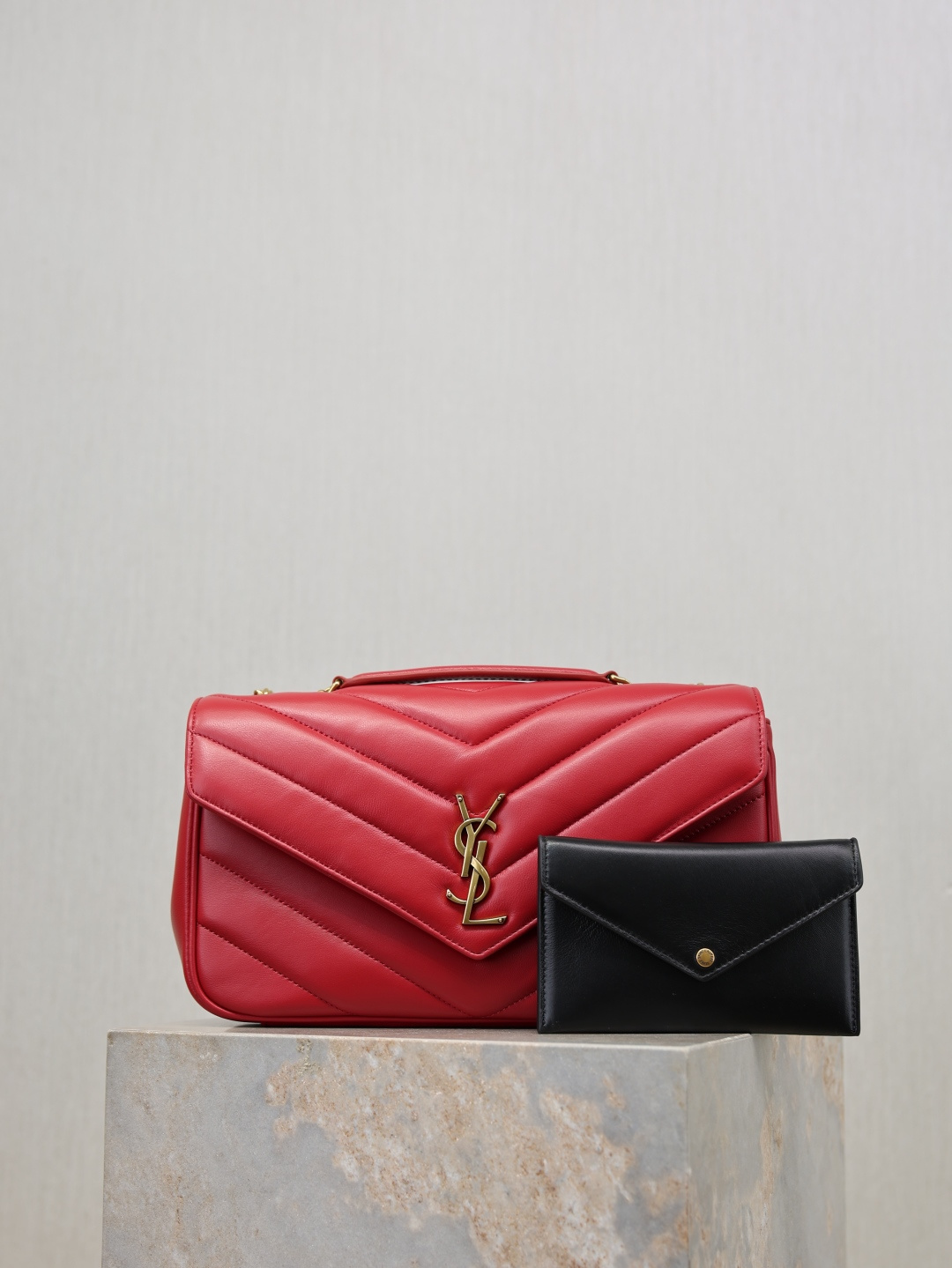 NO:772163,Red gold buckle · 29cm new LouLou_ sheepskin model, soft to the touch, equipped with a detachable card holder and pocket mirror, with a sliding chain, can be worn on the shoulder or crossbody, meeting the matching needs of many occasions!  The new version of sheepskin has been additionally coated, which is not only more durable, but also more shiny, making the entire bag look particularly delicate and beautiful!  Model 801439~ Size 29×17×8cm, saint laurent, saint laurent, sheepskin19860909红色金扣·29cm 新款LouLou_羊皮款,手感柔软,配有可拆卸卡包和袖珍化妆镜,搭配滑动式链条、可肩背可斜挎,满足多场合搭配需求！新版羊皮另外做了涂层处理,不仅更耐用,还更有光泽感,显得整个包都格外精致,美丽！ 型号801439~ 尺寸29×17×8cm,圣罗兰,saint laurent,sheepskin,Bag