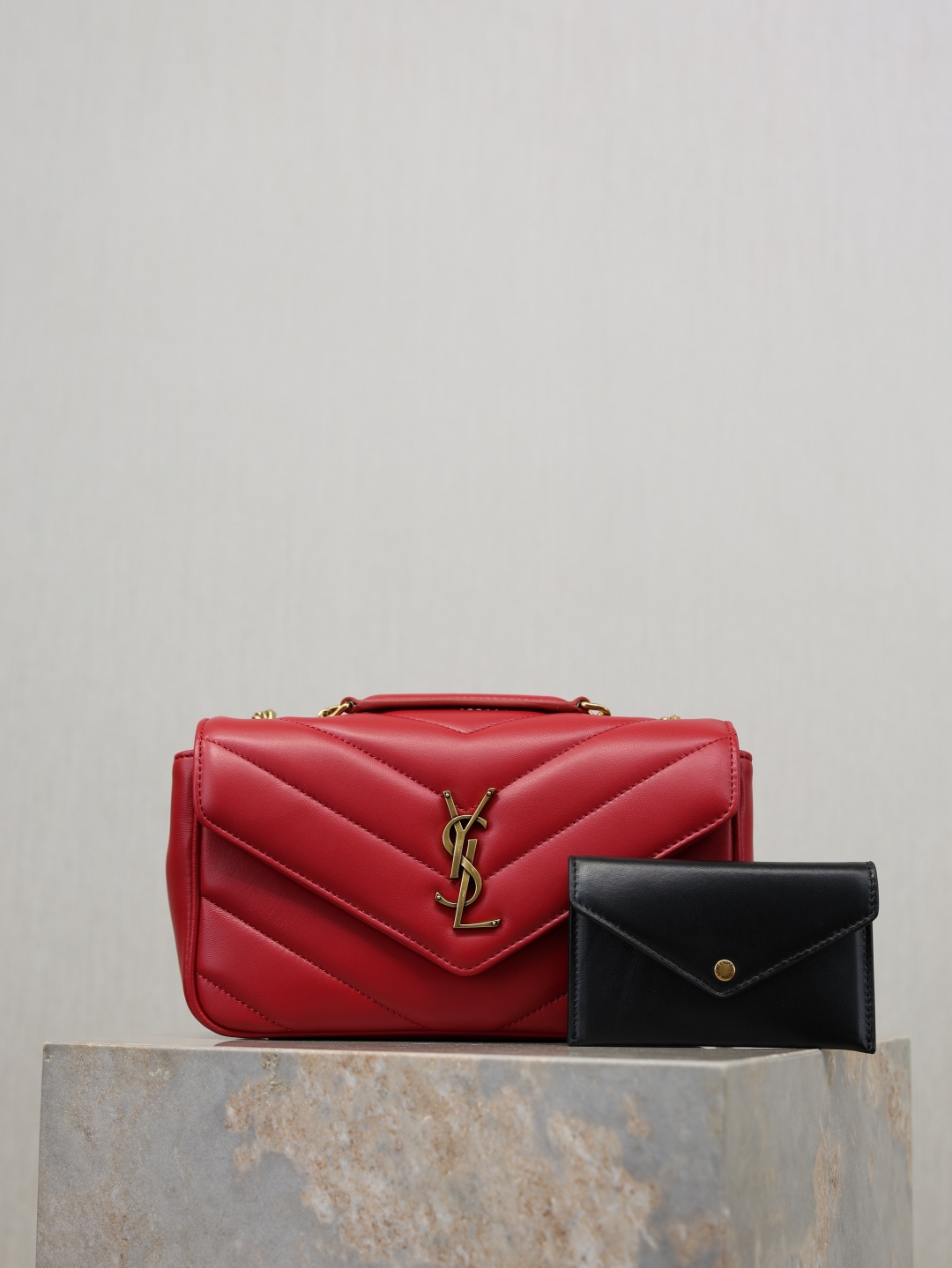 NO:772185,Red gold buckle · 24cm new LouLou_ sheepskin style, soft to the touch, equipped with a detachable card holder and pocket mirror, with a sliding chain, can be worn on the shoulder or crossbody, meeting the matching needs of many occasions!  The new version of sheepskin has been additionally coated, which is not only more durable, but also more shiny, making the entire bag look particularly delicate and beautiful!  Model 801437~ Size 24×14×6cm, saint laurent, saint laurent, sheepskin19860909红色金扣·24cm 新款LouLou_羊皮款,手感柔软,配有可拆卸卡包和袖珍化妆镜,搭配滑动式链条、可肩背可斜挎,满足多场合搭配需求！新版羊皮另外做了涂层处理,不仅更耐用,还更有光泽感,显得整个包都格外精致,美丽！ 型号801437~ 尺寸24×14×6cm,圣罗兰,saint laurent,sheepskin,Bag