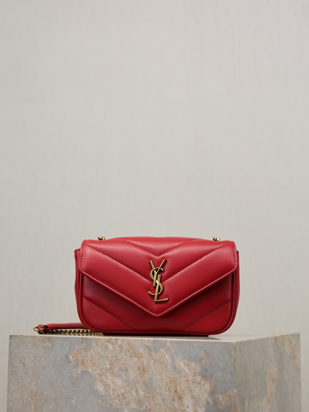 NO:772206,Red gold buckle · 20cm new LouLou_ sheepskin model, soft to the touch, equipped with a detachable card holder, with a sliding chain, can be worn on the shoulder or crossbody, meeting the matching needs of many occasions!  The new version of sheepskin has been additionally coated, which is not only more durable, but also more shiny, making the entire bag look particularly delicate and beautiful!  (mini does not have a mirror) Model 821749~ Size 20×12×5cm, saint laurent, saint laurent, sheepskin19860909红色金扣·20cm 新款LouLou_羊皮款,手感柔软,配有可拆卸卡包,搭配滑动式链条、可肩背可斜挎,满足多场合搭配需求！新版羊皮另外做了涂层处理,不仅更耐用,还更有光泽感,显得整个包都格外精致,美丽！（mini没有镜子） 型号821749~ 尺寸20×12×5cm,圣罗兰,saint laurent,sheepskin,Bag