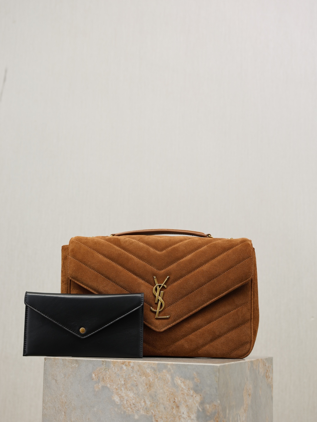 NO:772229,Suede model · 32cm New LouLou_ Suede model, soft to the touch, equipped with a detachable card holder and a pocket mirror, with a sliding chain, can be carried on the shoulder or cross-body, meeting the matching needs of many occasions. The envelope-style design of the bag body is simple and elegant, and the design of the front flap is convenient for opening and closing, while adding a sense of fashion!  Model 803541~ Size 32×22×10cm, saint laurent, saint laurent, chamois leather19860909麂皮款·32cm 新款LouLou_麂皮款,手感柔软,配有可拆卸卡包和袖珍化妆镜,搭配滑动式链条、可肩背可斜挎,满足多场合搭配需求.包身的信封式设计简洁大方,前翻盖的设计方便开合,同时增添了时尚感！ 型号803541~ 尺寸32×22×10cm,圣罗兰,saint laurent,chamois leather,Bag