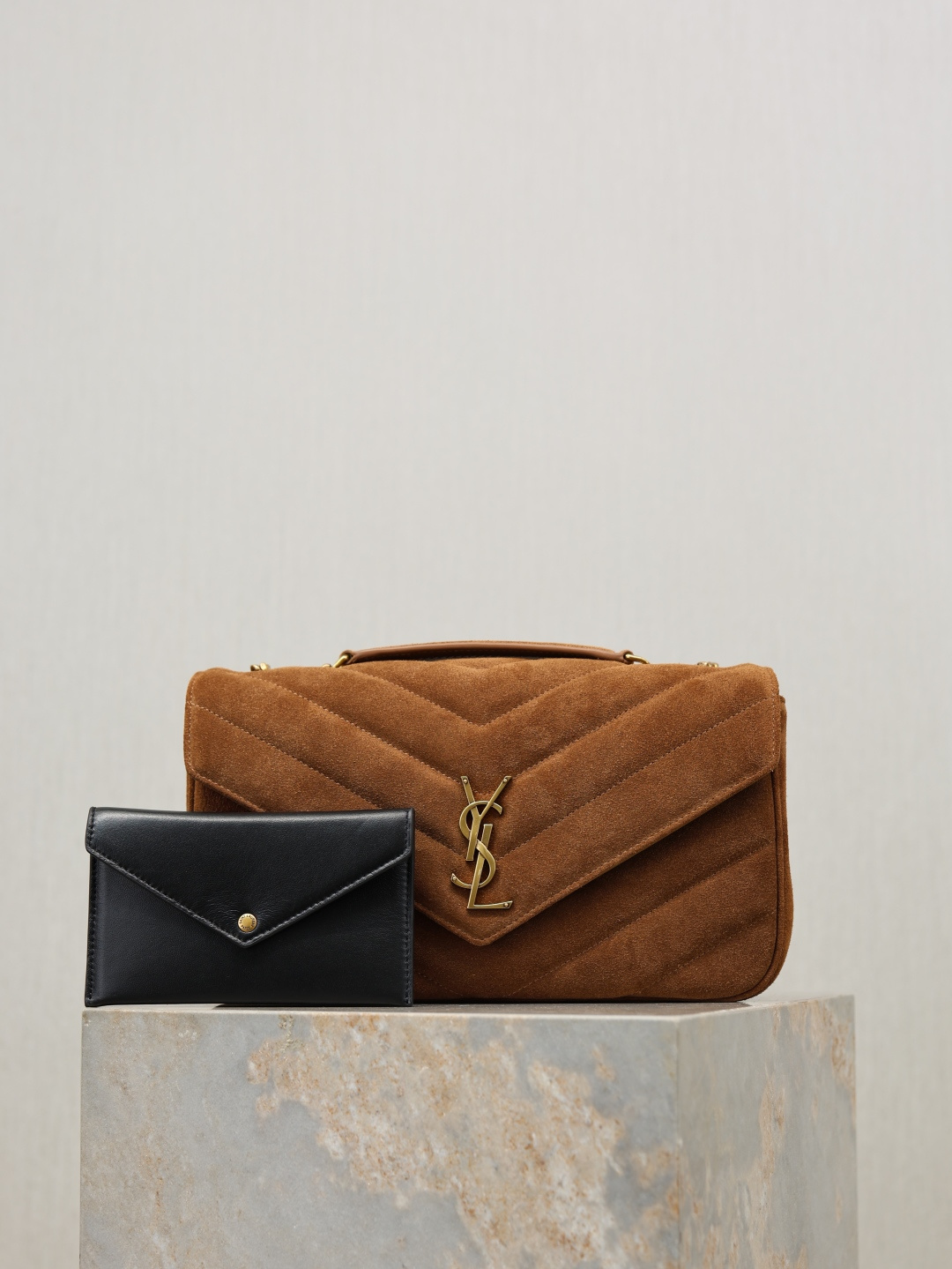 NO:772248,Caramel suede model · 29cm New LouLou_suede model, soft to the touch, equipped with a detachable card holder and pocket mirror, equipped with a sliding chain, can be carried on the shoulder or cross-body, meeting the matching needs of many occasions!  The envelope-style design of the bag is simple and elegant, and the front flap design is convenient for opening and closing, while adding a sense of fashion!  Model 801439~ Size 29×17×8cm, saint laurent, saint laurent, chamois leather19860909焦糖麂皮款·29cm 新款LouLou_麂皮款,手感柔软,配有可拆卸卡包和袖珍化妆镜,搭配滑动式链条、可肩背可斜挎,满足多场合搭配需求！包身的信封式设计简洁大方,前翻盖的设计方便开合,同时增添了时尚感！ 型号801439~ 尺寸29×17×8cm,圣罗兰,saint laurent,chamois leather,Bag