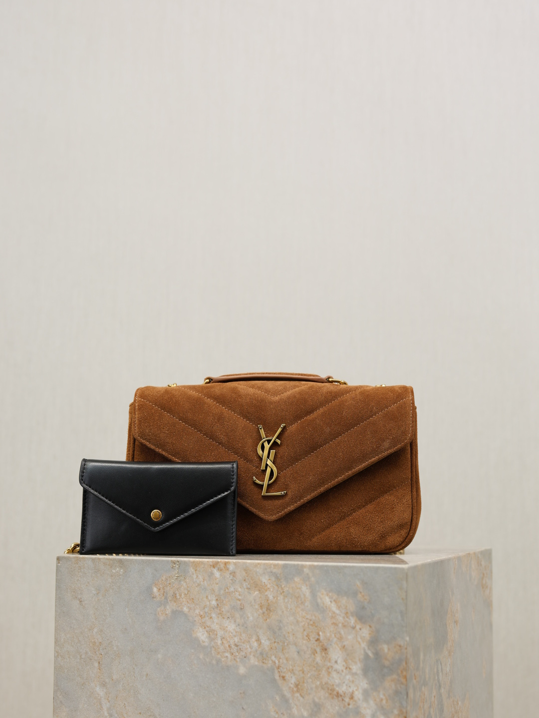 NO:772271,Caramel suede model · 24cm New LouLou_suede model, soft to the touch, equipped with a detachable card holder and pocket mirror, equipped with a sliding chain, can be carried on the shoulder or cross-body, meeting the matching needs of many occasions!  The envelope-style design of the bag is simple and elegant, and the front flap design is convenient for opening and closing, while adding a sense of fashion!  Model 801437~ Size 24×14×6cm, saint laurent, saint laurent, chamois leather19860909焦糖麂皮款·24cm 新款LouLou_麂皮款,手感柔软,配有可拆卸卡包和袖珍化妆镜,搭配滑动式链条、可肩背可斜挎,满足多场合搭配需求！包身信封式设计简洁大方,前翻盖的设计方便开合,同时增添了时尚感！ 型号801437~ 尺寸24×14×6cm,圣罗兰,saint laurent,chamois leather,Bag