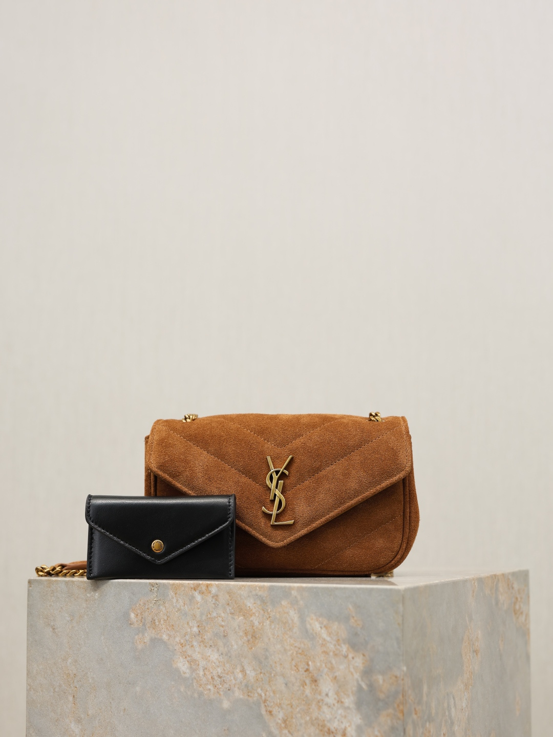 NO:772226,Caramel suede model · 20cm New LouLou_suede model, soft to the touch, equipped with a detachable card holder, with a sliding chain, can be worn on the shoulder or crossbody, meeting the matching needs of many occasions!  The envelope-style design of the bag is simple and elegant, and the front flap design is convenient for opening and closing, while adding a sense of fashion!  (mini does not have a mirror) Model 821749~ Size 20×12×5cm, saint laurent, saint laurent, chamois leather19860909焦糖麂皮款·20cm 新款LouLou_麂皮款,手感柔软,配有可拆卸卡包,搭配滑动式链条、可肩背可斜挎,满足多场合搭配需求！包身的信封式设计简洁大方,前翻盖的设计方便开合,同时增添了时尚感！（mini没有镜子） 型号821749~ 尺寸20×12×5cm,圣罗兰,saint laurent,chamois leather,Bag