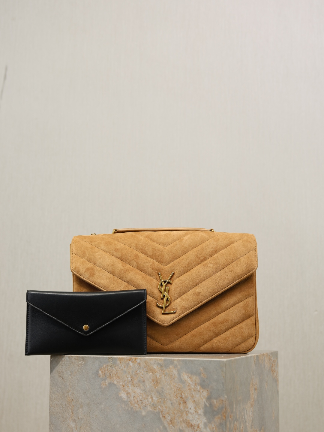 NO:772249,Apricot suede model · 32cm New LouLou_ suede model, soft to the touch, equipped with a detachable card holder and a pocket mirror, with a sliding chain, can be carried on the shoulder or cross-body, meeting the matching needs of many occasions. The envelope-style design of the bag body is simple and elegant, and the front flap design is convenient for opening and closing, while adding a sense of fashion!  Model 803541~ Size 32×22×10cm, saint laurent, saint laurent, chamois leather19860909杏色麂皮款·32cm 新款LouLou_麂皮款,手感柔软,配有可拆卸卡包和袖珍化妆镜,搭配滑动式链条、可肩背可斜挎,满足多场合搭配需求.包身的信封式设计简洁大方,前翻盖的设计方便开合,同时增添了时尚感！ 型号803541~ 尺寸32×22×10cm,圣罗兰,saint laurent,chamois leather,Bag