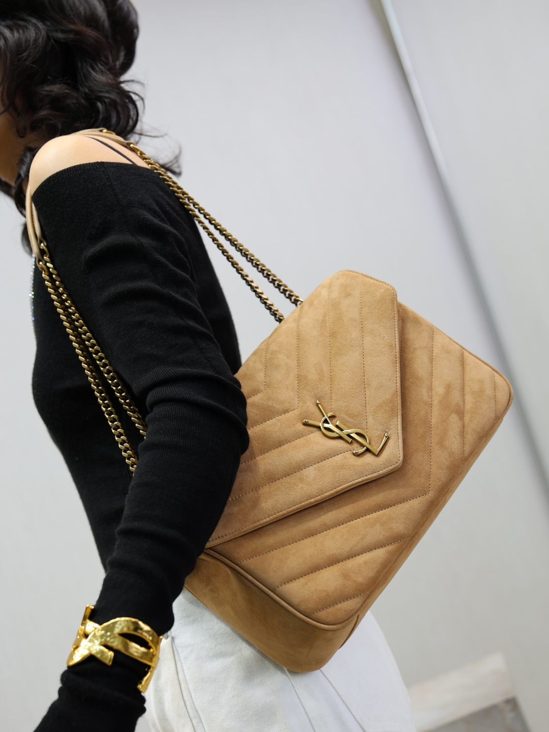 NO:772263,Iconic envelope-style flap chain bag. The V-shaped quilting pattern presents a full visual effect. It is paired with a smart chain shoulder strap. The style is elegant and capable, Saint Laurent, saint laurent.19860909标志性信封式翻盖链条包 V型绗缝纹路呈现饱满的视觉效果 搭配灵动链条肩带 风格优雅而干练,圣罗兰,saint laurent,Bag