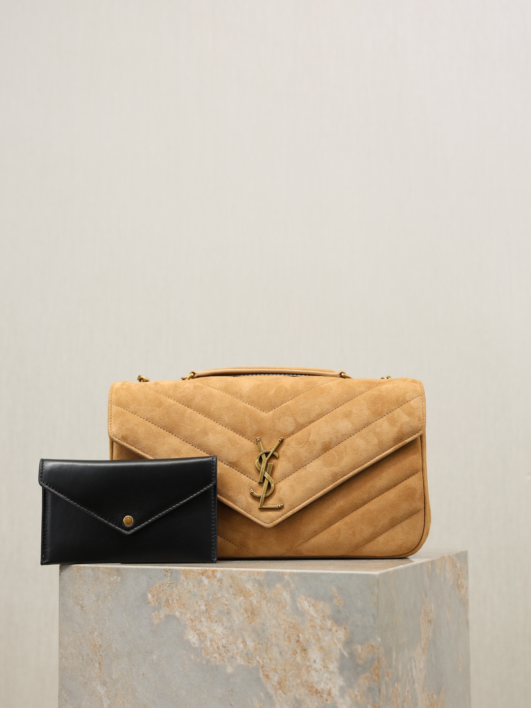 NO:772270,Apricot suede model·29cm New LouLou_suede model, soft to the touch, equipped with a detachable card holder and pocket mirror, with a sliding chain, can be carried on the shoulder or cross-body, meeting the matching needs of many occasions!  The envelope-style design of the bag is simple and elegant, and the front flap design is convenient for opening and closing, while adding a sense of fashion!  Model 801439~ Size 29×17×8cm, saint laurent, saint laurent, chamois leather19860909杏色麂皮款·29cm 新款LouLou_麂皮款,手感柔软,配有可拆卸卡包和袖珍化妆镜,搭配滑动式链条、可肩背可斜挎,满足多场合搭配需求！包身的信封式设计简洁大方,前翻盖的设计方便开合,同时增添了时尚感！ 型号801439~ 尺寸29×17×8cm,圣罗兰,saint laurent,chamois leather,Bag