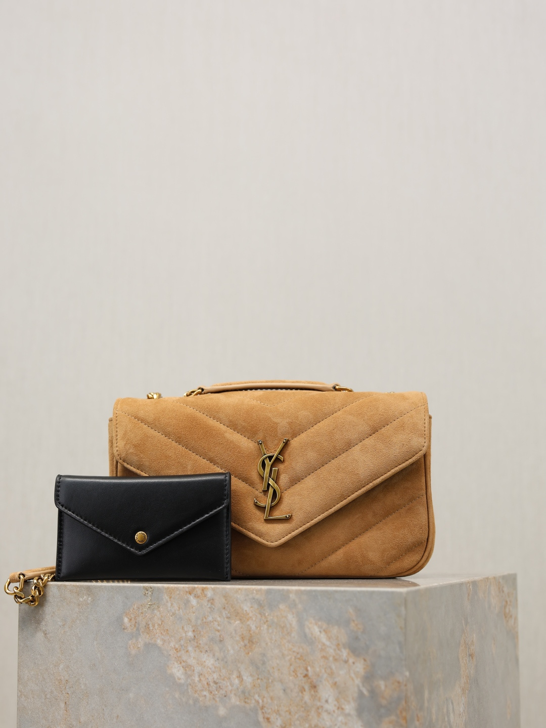 NO:772224,Apricot suede model·24cm New LouLou_suede model, soft to the touch, equipped with a detachable card holder and pocket mirror, equipped with a sliding chain, can be carried on the shoulder or cross-body, meeting the matching needs of many occasions!  The envelope-style design of the bag is simple and elegant, and the front flap design is convenient for opening and closing, while adding a sense of fashion!  Model 801437~ Size 24×14×6cm, saint laurent, saint laurent, chamois leather19860909杏色麂皮款·24cm 新款LouLou_麂皮款,手感柔软,配有可拆卸卡包和袖珍化妆镜,搭配滑动式链条、可肩背可斜挎,满足多场合搭配需求！包身信封式设计简洁大方,前翻盖的设计方便开合,同时增添了时尚感！ 型号801437~ 尺寸24×14×6cm,圣罗兰,saint laurent,chamois leather,Bag