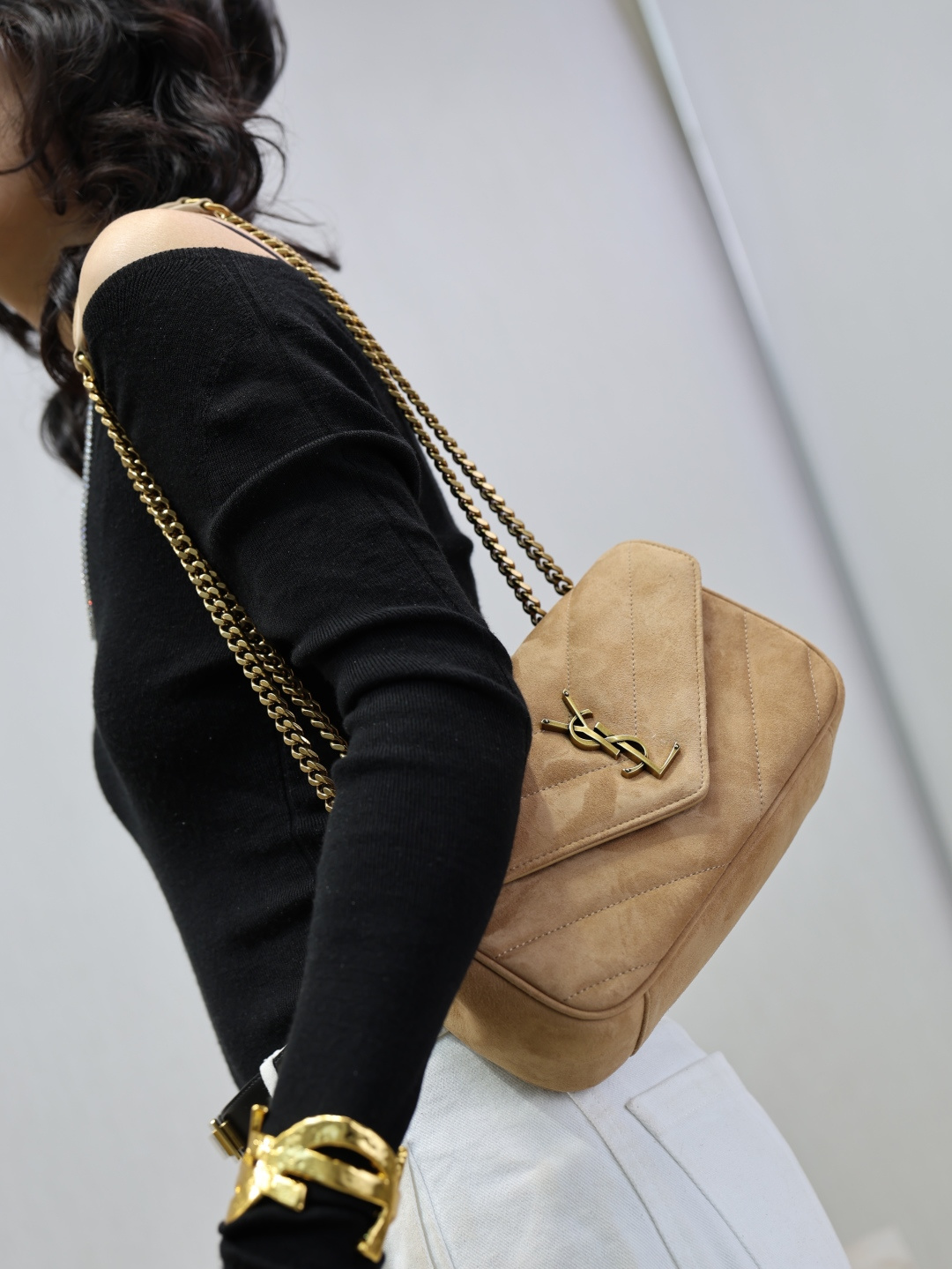 NO:772233,The suede handbag has its own sense of narrative, lit up with a golden chain, adding elegance, saint laurent, saint laurent, chamois leather19860909麂皮手袋自带叙事感 用金色链条点亮 增添优雅,圣罗兰,saint laurent,chamois leather,Bag