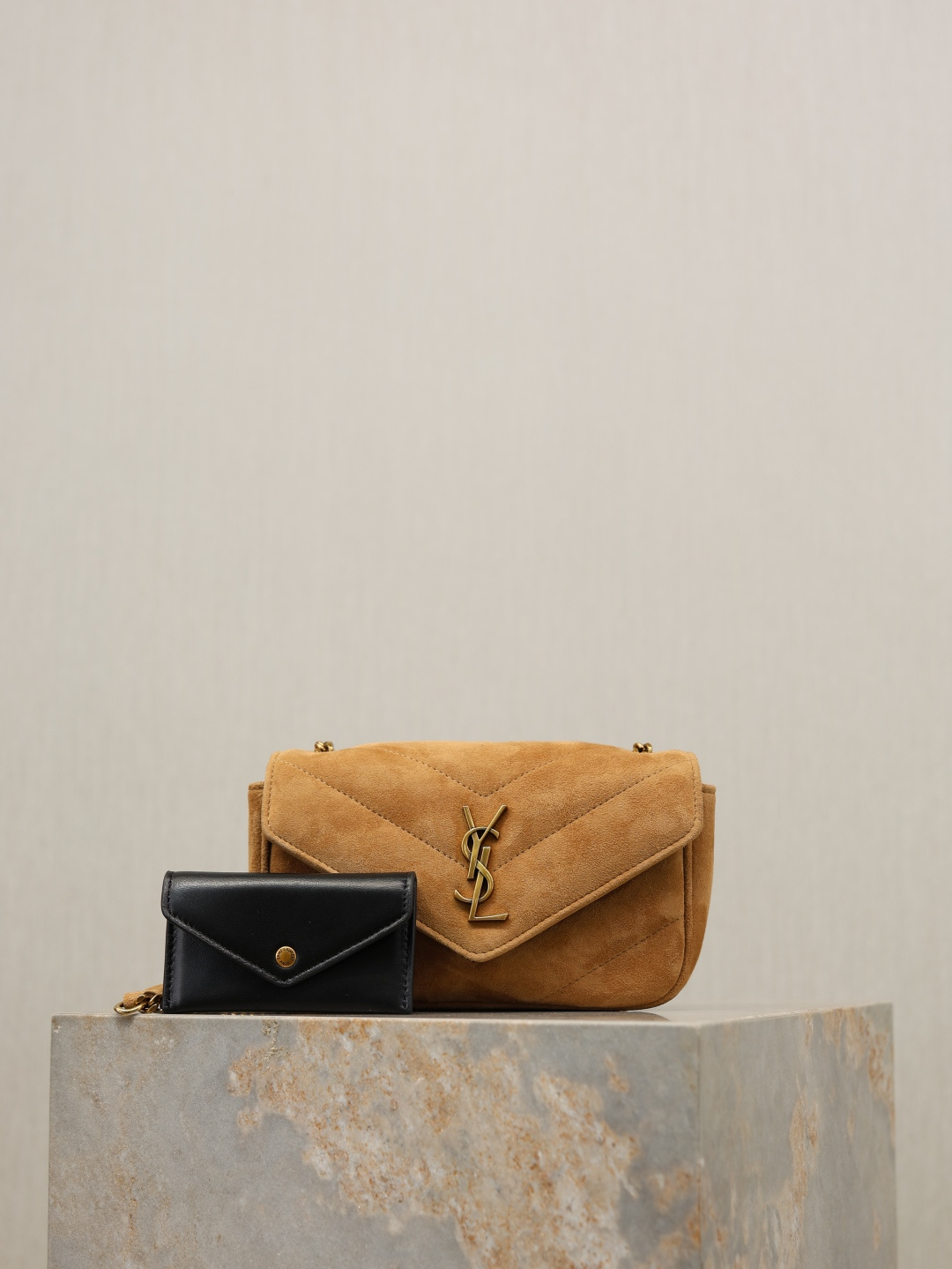 NO:772240,Apricot suede model·20cm New LouLou_suede model, soft to the touch, equipped with a detachable card holder, equipped with a sliding chain, can be worn on the shoulder or crossbody, meeting the matching needs of many occasions!  The envelope-style design of the bag is simple and elegant, and the front flap design is convenient for opening and closing, while adding a sense of fashion!  (mini does not have a mirror) Model 821749~ Size 20×12×5cm, saint laurent, saint laurent, chamois leather19860909杏色麂皮款·20cm 新款LouLou_麂皮款,手感柔软,配有可拆卸卡包,搭配滑动式链条、可肩背可斜挎,满足多场合搭配需求！包身的信封式设计简洁大方,前翻盖的设计方便开合,同时增添了时尚感！（mini没有镜子） 型号821749~ 尺寸20×12×5cm,圣罗兰,saint laurent,chamois leather,Bag