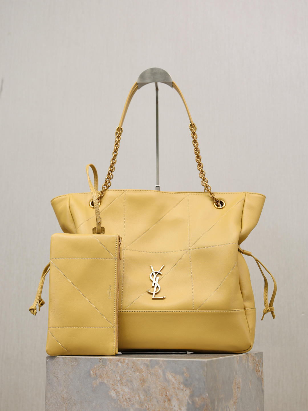 NO:772269,Apricot gold buckle·Jamie 4.3 Large OCHON_Lucky bag bucket bag. Soft lambskin imported from Italy. The drawstring design gives the handbag a natural and advanced pleated feel. The metal chain and the metal logo on the bag complement each other. The upper body naturally has a relaxed and fashionable feel. The shape of the lucky bag is more unique and attitude!  Extra large capacity, can hold a laptop, model 809824, size 35×35×10cm, saint laurent, saint laurent, sheepskin19860909杏色金扣· Jamie 4.3 Large OCHON_福袋水桶包 意大利进口柔软小羊皮 抽绳设计让手袋呈现出自然高级的褶皱感 金属链条和包身上的金属logo相得益彰 上身自然有种散发松弛的时髦感 福袋造型更加独特有态度！超大容量 可放下笔记本电脑 型号809824 尺寸35×35×10cm,圣罗兰,saint laurent,sheepskin,Bag