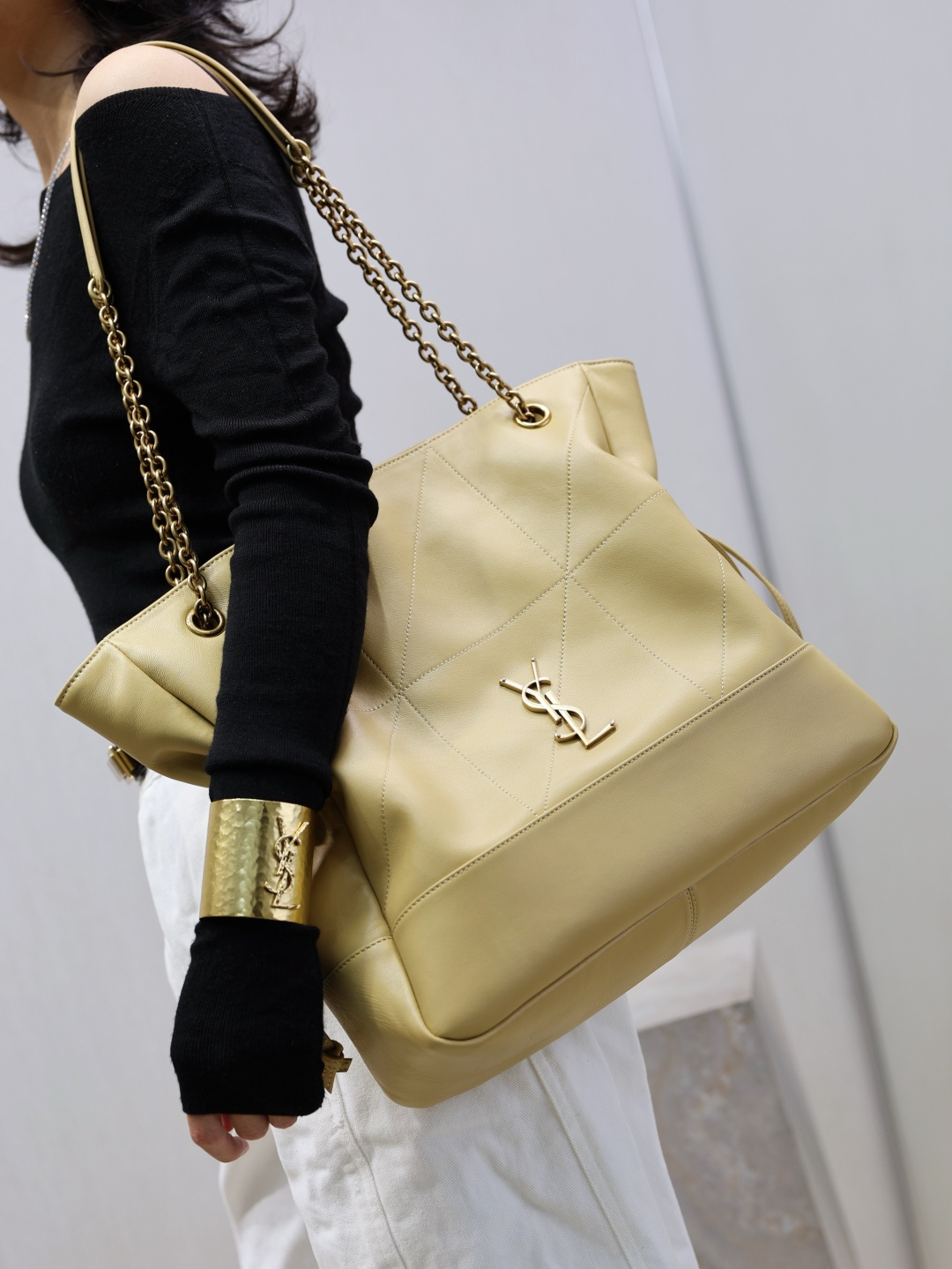 NO:772281,The lambskin is as soft as a cloud and the drawstring design is both practical and fashionable, saint laurent, saint laurent, sheepskin19860909小羊皮柔软得像云朵 抽绳设计既实用又时髦,圣罗兰,saint laurent,sheepskin,Bag