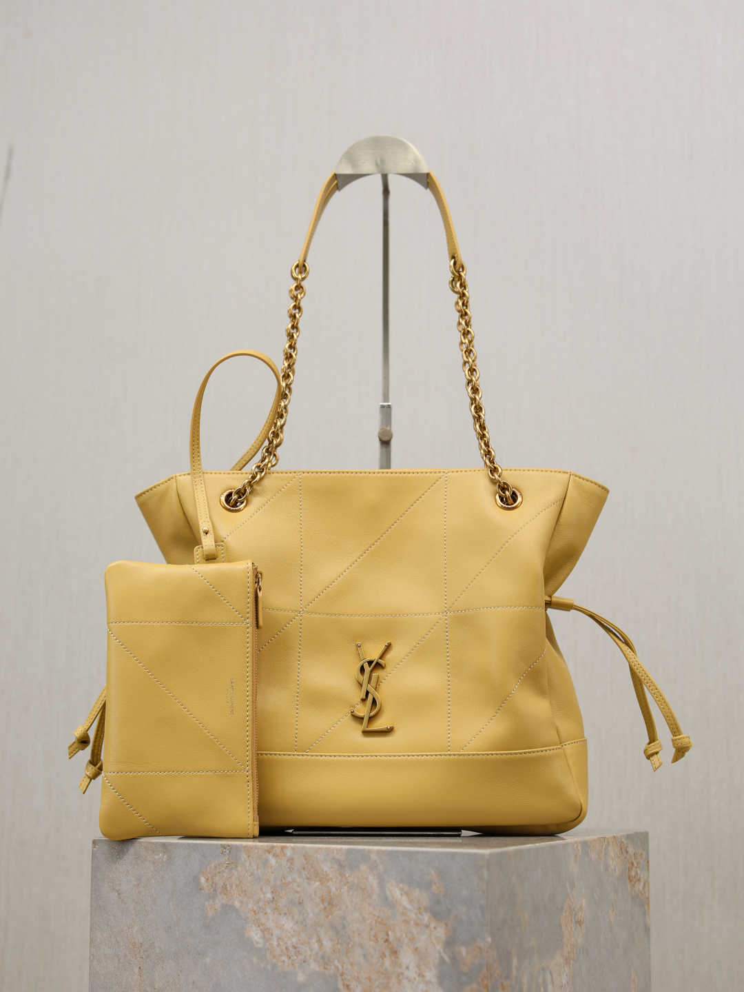NO:772289,Apricot gold buckle·Jamie 4.3 Large OCHON_Small lucky bag bucket bag. Made of soft lambskin imported from Italy. The drawstring design gives the handbag a natural and high-end pleated feel. The metal chain and the metal logo on the bag complement each other. The upper body naturally has a relaxed and fashionable feel. The shape of the lucky bag is more unique and attitude!  Extra large capacity, can hold a laptop, model 833948, size 27×29×11cm, saint laurent, saint laurent, sheepskin19860909杏色金扣· Jamie 4.3 Large OCHON_小号 福袋水桶包 意大利进口柔软小羊皮 抽绳设计让手袋呈现出自然高级的褶皱感 金属链条和包身上的金属logo相得益彰 上身自然有种散发松弛的时髦感 福袋造型更加独特有态度！超大容量 可放下笔记本电脑 型号833948 尺寸27×29×11cm,圣罗兰,saint laurent,sheepskin,Bag