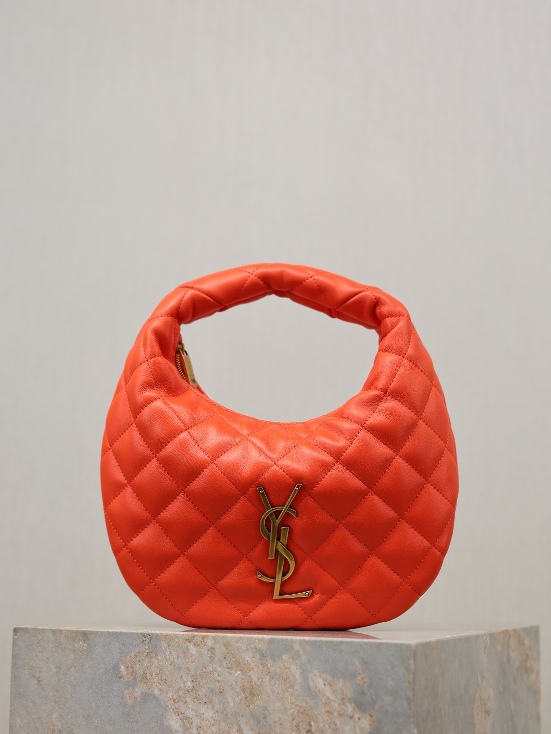 NO:772306,Orange · ICARE baby nappa sheepskin handbag. The much-anticipated croissant-shaped bag makes its debut. The iconic metal logo is embellished on it. It perfectly combines retro and modern feel. It can be called one of the most anticipated It Bags this season. Whether it is a daily outing or a night party, this bag can be easily carried!  Model 851689 size 17×13×3cm, saint laurent, saint laurent, sheepskin19860909橙色· ICARE baby纳帕羊皮手袋 备受瞩目的可颂形状包包闪亮登场,标志性的金属logo点缀其中,完美结合复古与现代感,堪称本季最令人期待的It Bag之一.无论是日常出街还是夜晚派对,这款包都能轻松驾驭！ 型号851689 尺寸17×13×3cm,圣罗兰,saint laurent,sheepskin,Bag