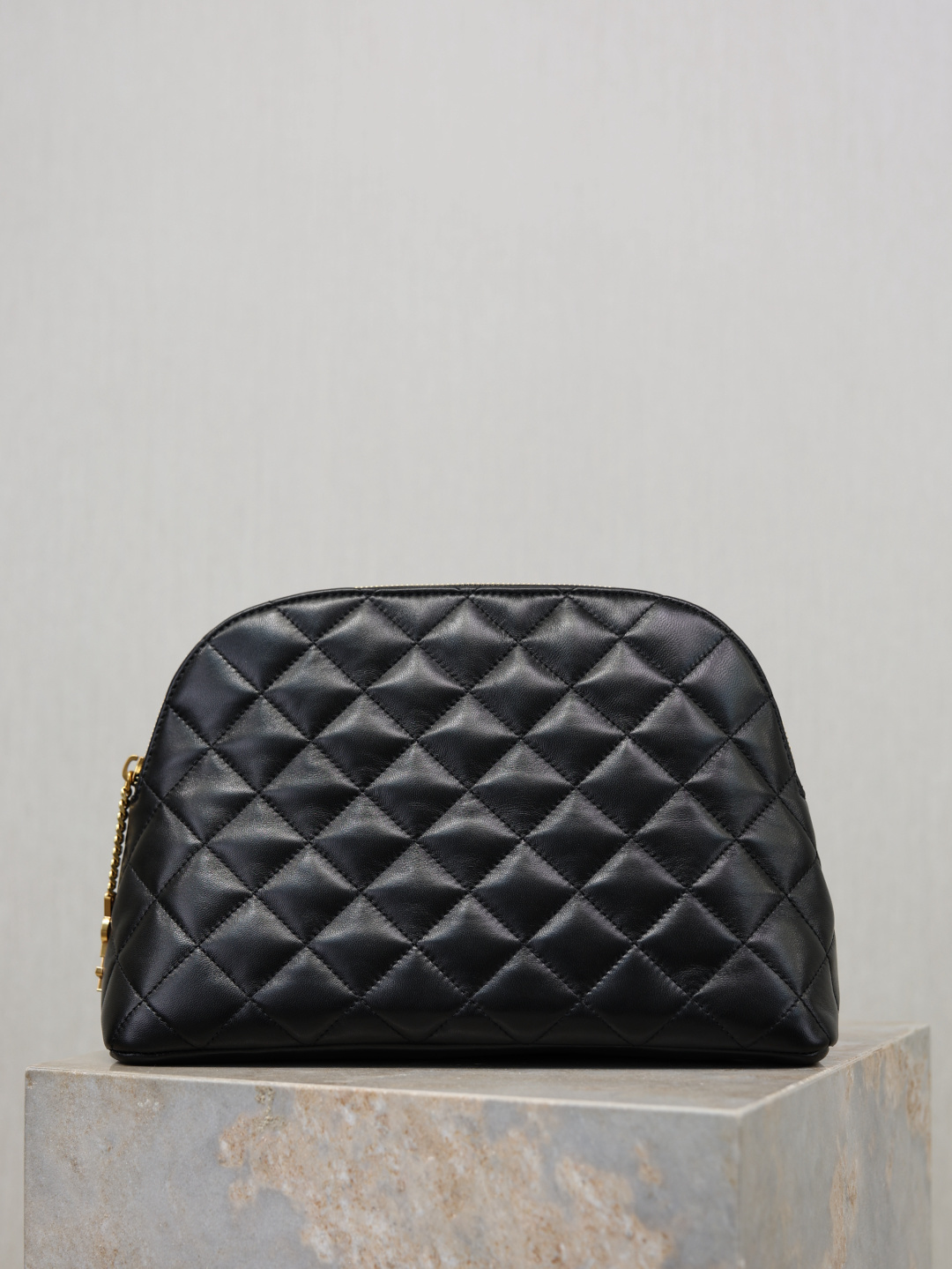 NO:772487,Black LE CASSANDRE new cosmetic bag. The cowhide material is simply yyds ~ fashionable and high-end texture. It is worth owning. It is particularly lightweight and has a veritable good looks. The capacity should not be underestimated. It is simply the NO.1 daily commuting bag. Practical cosmetic bag. Action is worse than heartbeat. Don’t miss it, baby. Model No. 736010-1, size 30×20×11cm, Yves Saint Laurent, saint laurent, cosmetic bags  & cases,cowhide19860909黑色 LE CASSANDRE新款化妆包 牛皮材质简直是yyds～时髦高级的质感 值得拥有 特别的轻便 名副其实的高颜值 容量不容小觑噢 简直就是日常通勤包包的NO.1 实用的化妆包 心动不如行动 宝贝们不要错过哦 款号736010-1 尺寸30×20×11cm,圣罗兰,saint laurent,cosmetic bags & cases,cowhide,Bag