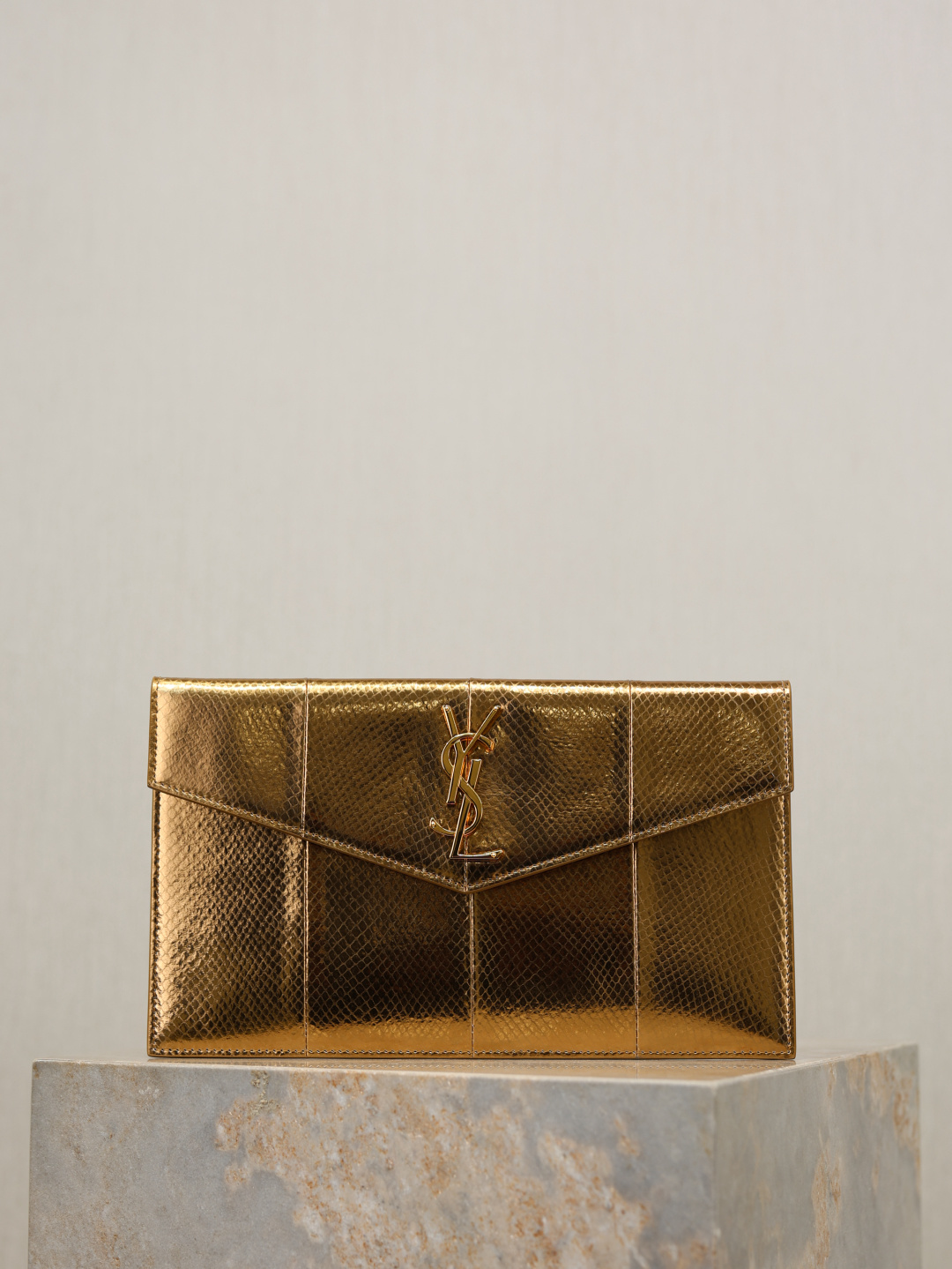 NO:772509,Golden snake pattern · Uptown_New clutch bag The most classic iconic metal logo, Italian imported cowhide, simple yet high-end, can be worn with casual style or lady style or suit, just grab it when you go out ~ Model 565739 Size 27×16×2, saint laurent, saint laurent, handbag, business suit, cowhide19860909金色蛇纹· Uptown_新品手拿包 最经典的标志性金属logo,意大利进口牛皮,简约又不失高端,搭配休闲风or淑女风或者西装都能hold得住,出门随手一拿就ok啦～ 型号565739 尺寸27×16×2,圣罗兰,saint laurent,handbag,business suit,cowhide,Bag