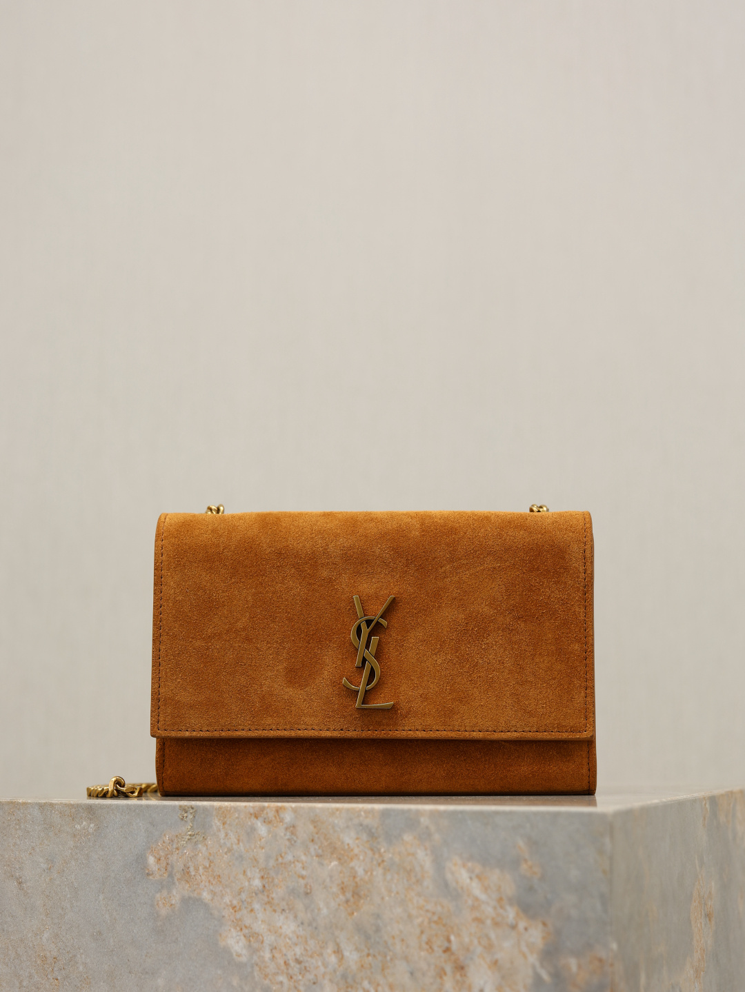 NO:772545,Suede model·20cm The latest version of KATE 20cm counter, a timeless style, irresistible super charm, a must-have style!  20cm is just right for use and can easily be included in all essential items when going out!  Did you get it?  Model 469390-1 size 20x13.5x6cm, saint laurent, saint laurent, chamois leather19860909麂皮款·20cm KATE 20cm专柜最新版本,永不过时的款式,不可抗拒的超强魅力,人手必备的款式！ 20cm使用起来刚刚好,出门必带品都能轻松纳入！你相中了吗？ 型号469390-1 尺寸20x13.5x6cm,圣罗兰,saint laurent,chamois leather,Bag